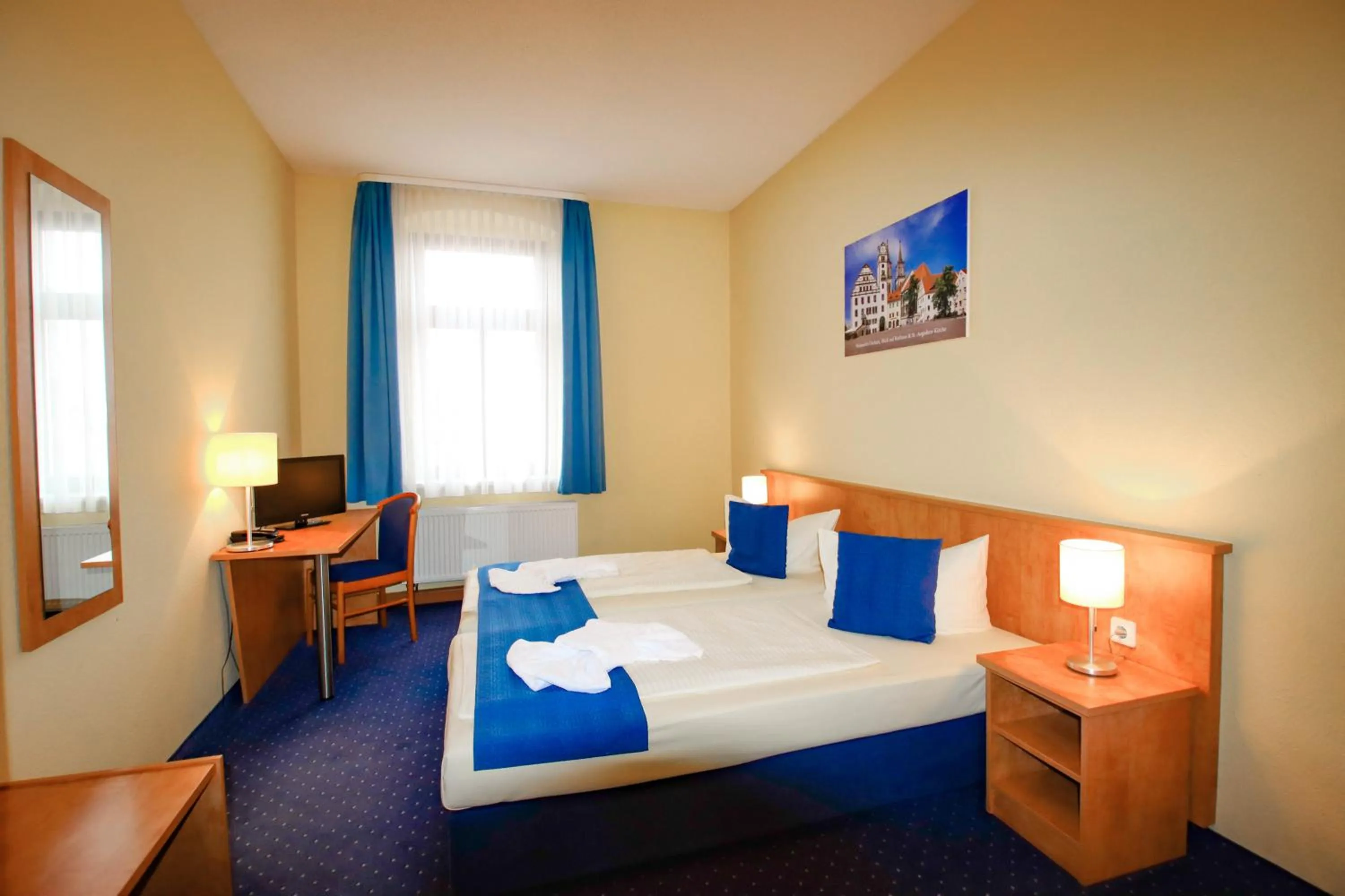 Photo of the whole room, Bed in Gasthaus Zum Schwan