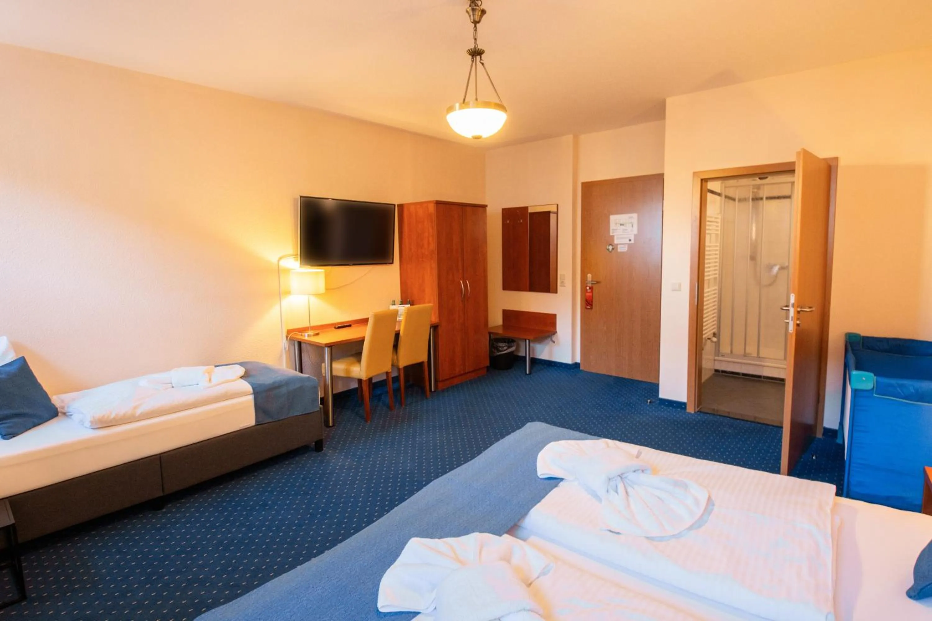 Photo of the whole room, Bed in Gasthaus Zum Schwan