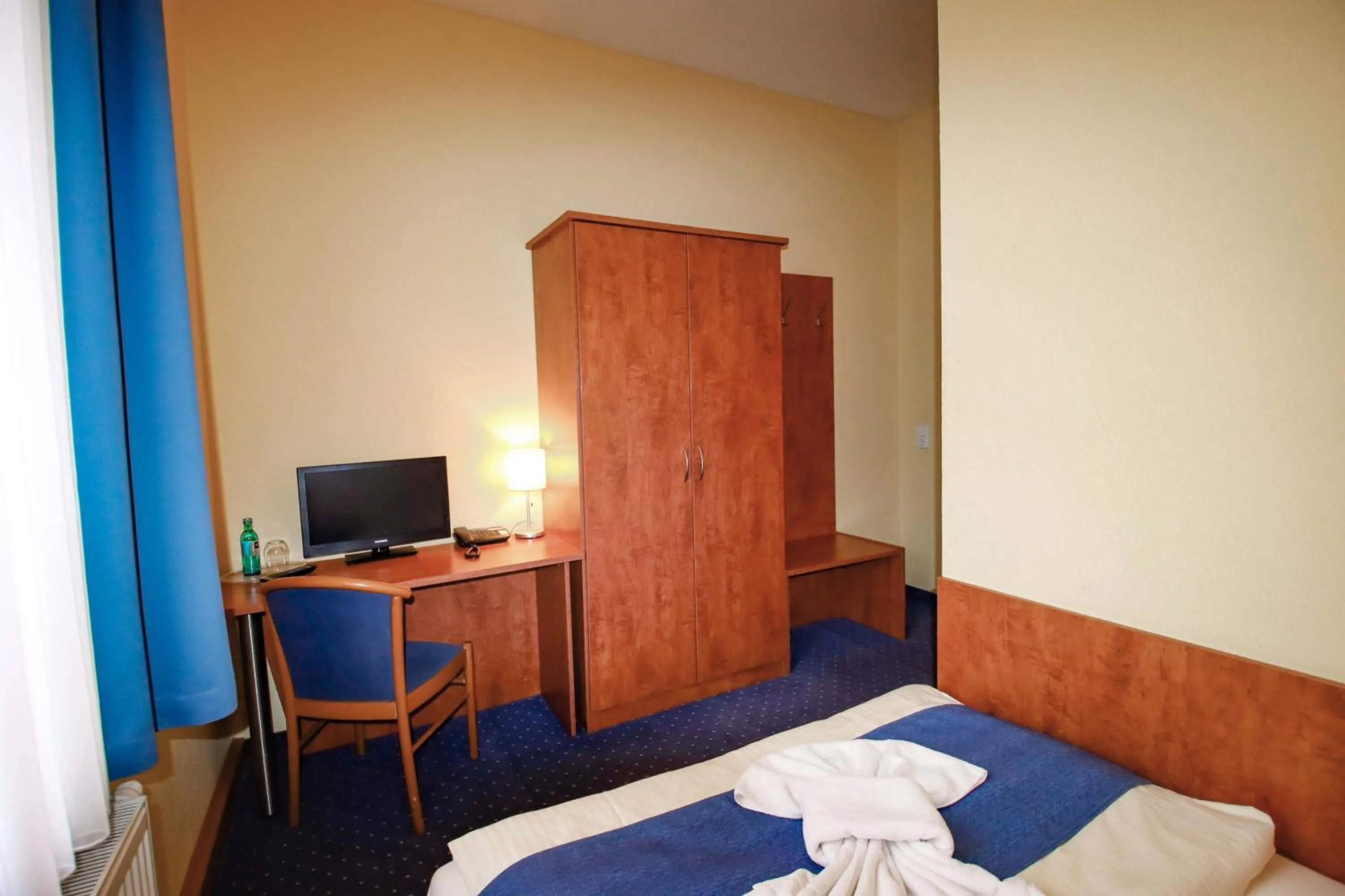 Photo of the whole room, Bed in Gasthaus Zum Schwan