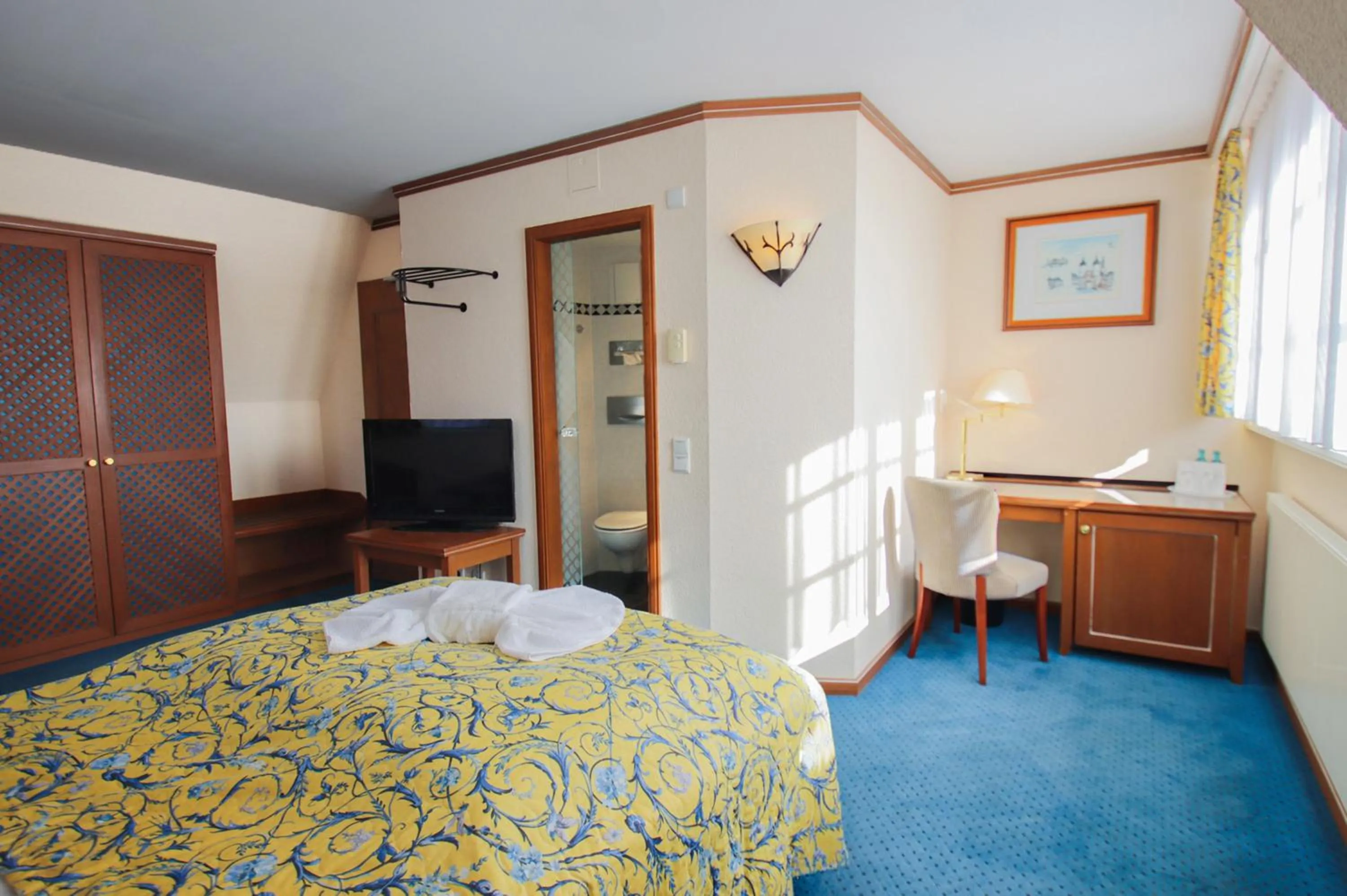 Photo of the whole room, Bed in Gasthaus Zum Schwan