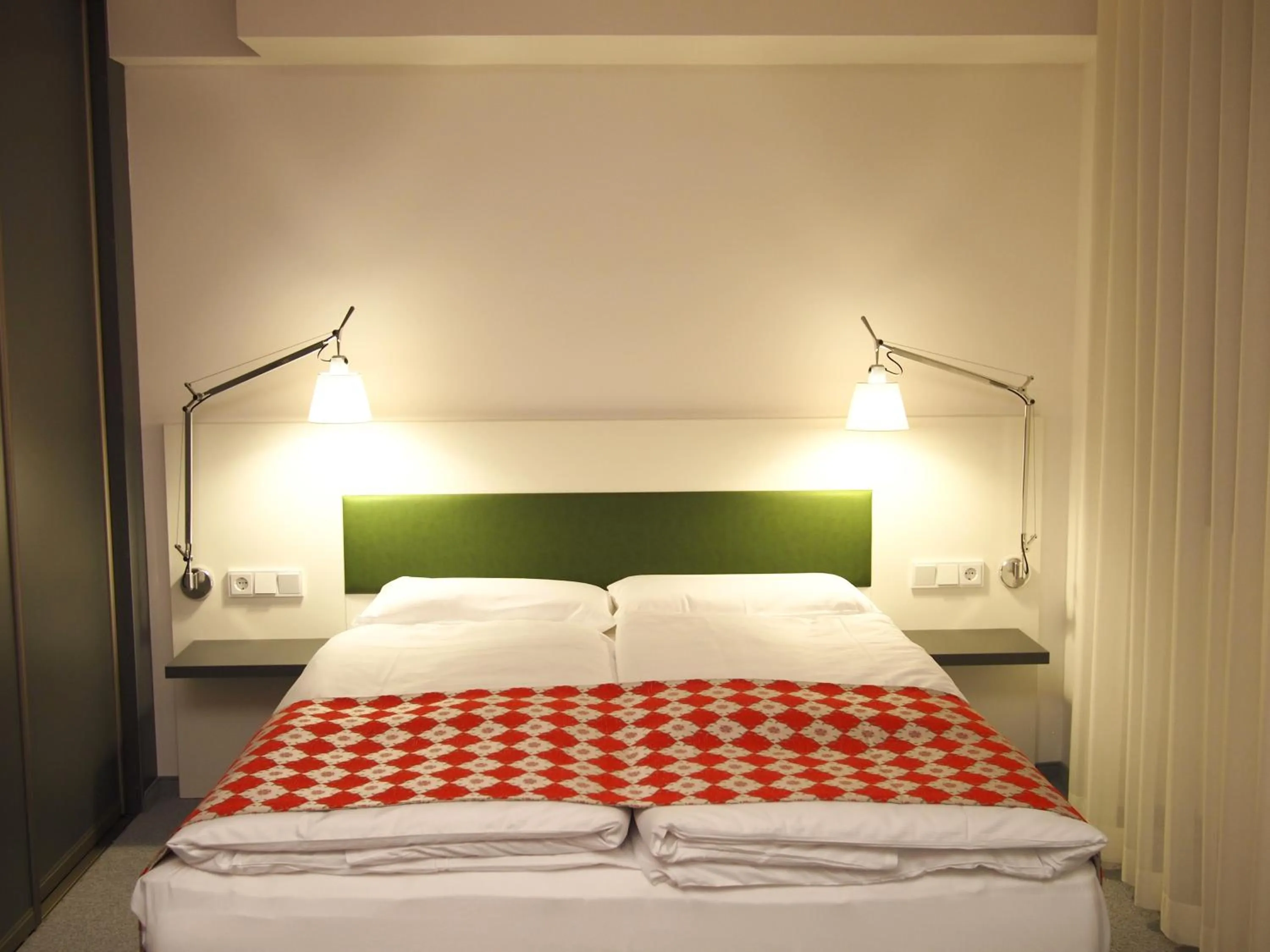 Photo of the whole room, Bed in DASKöln