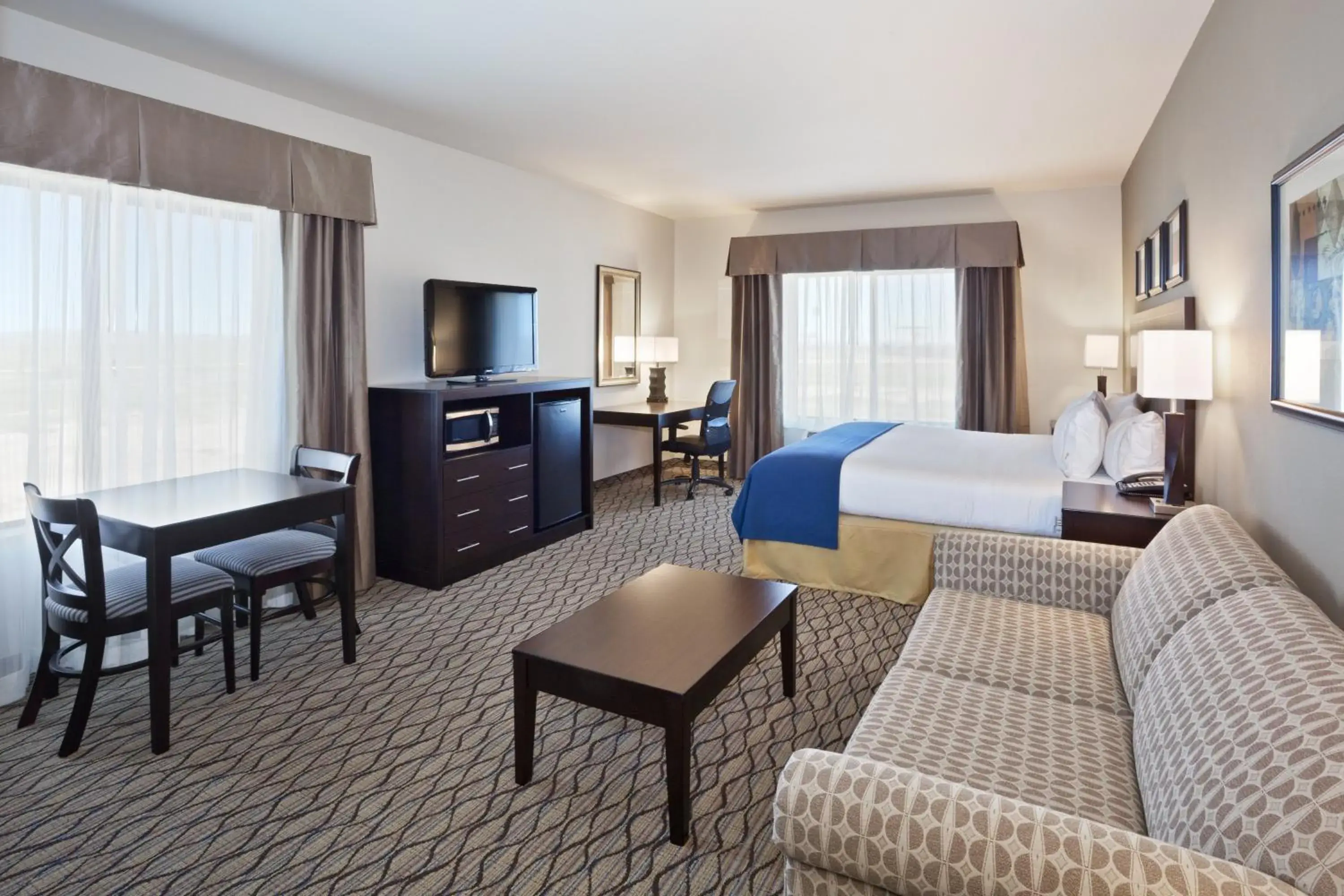 Standard King Room with Sofa Bed in Holiday Inn Express & Suites Deming Mimbres Valley by IHG Standard King Room with Sofa Bed in Holiday Inn Express & Suites Deming Mimbres Valley by IHG