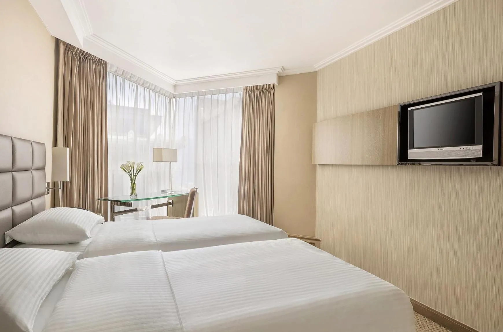 Bed in The Kowloon Hotel