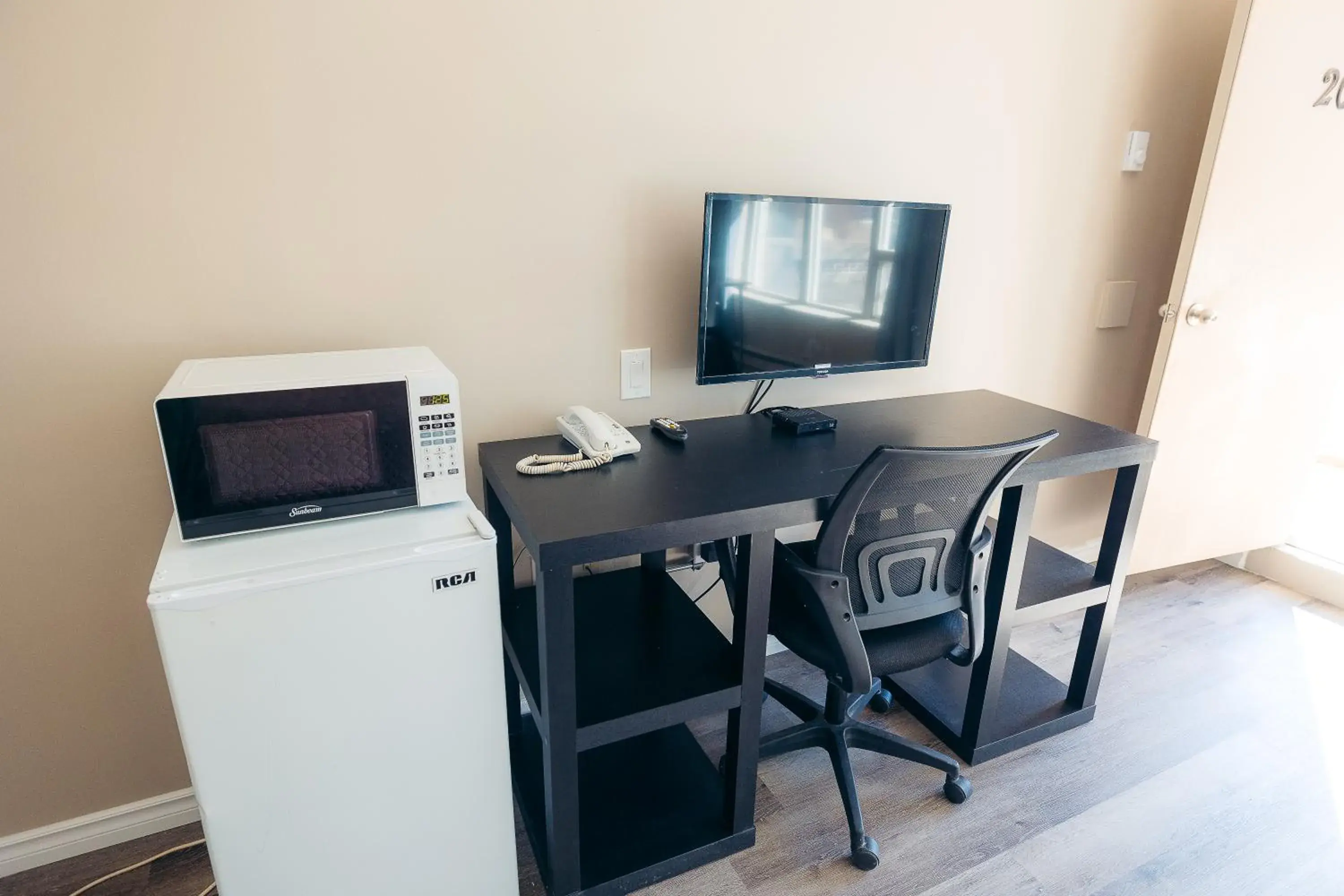 Queen Room in Clarkson Village Motel, 1815 Lakeshore Rd West Mississauga Queen Room in Clarkson Village Motel, 1815 Lakeshore Rd West Mississauga