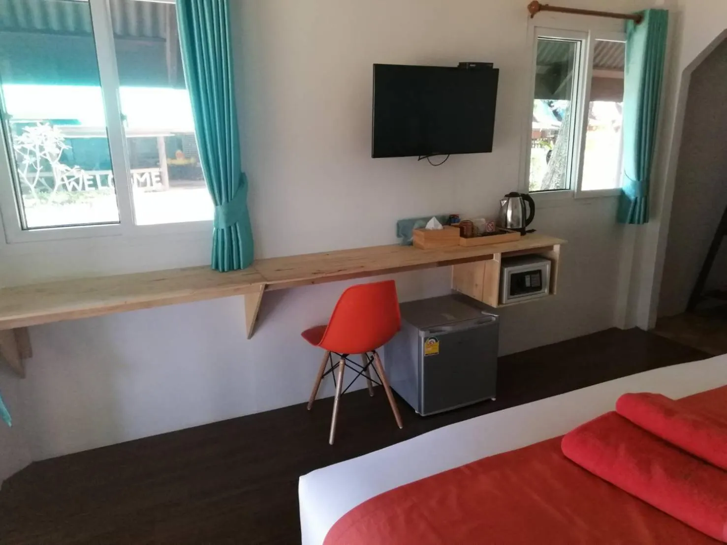 Communal lounge/ TV room, Bed in Koh Jum Delight Beach