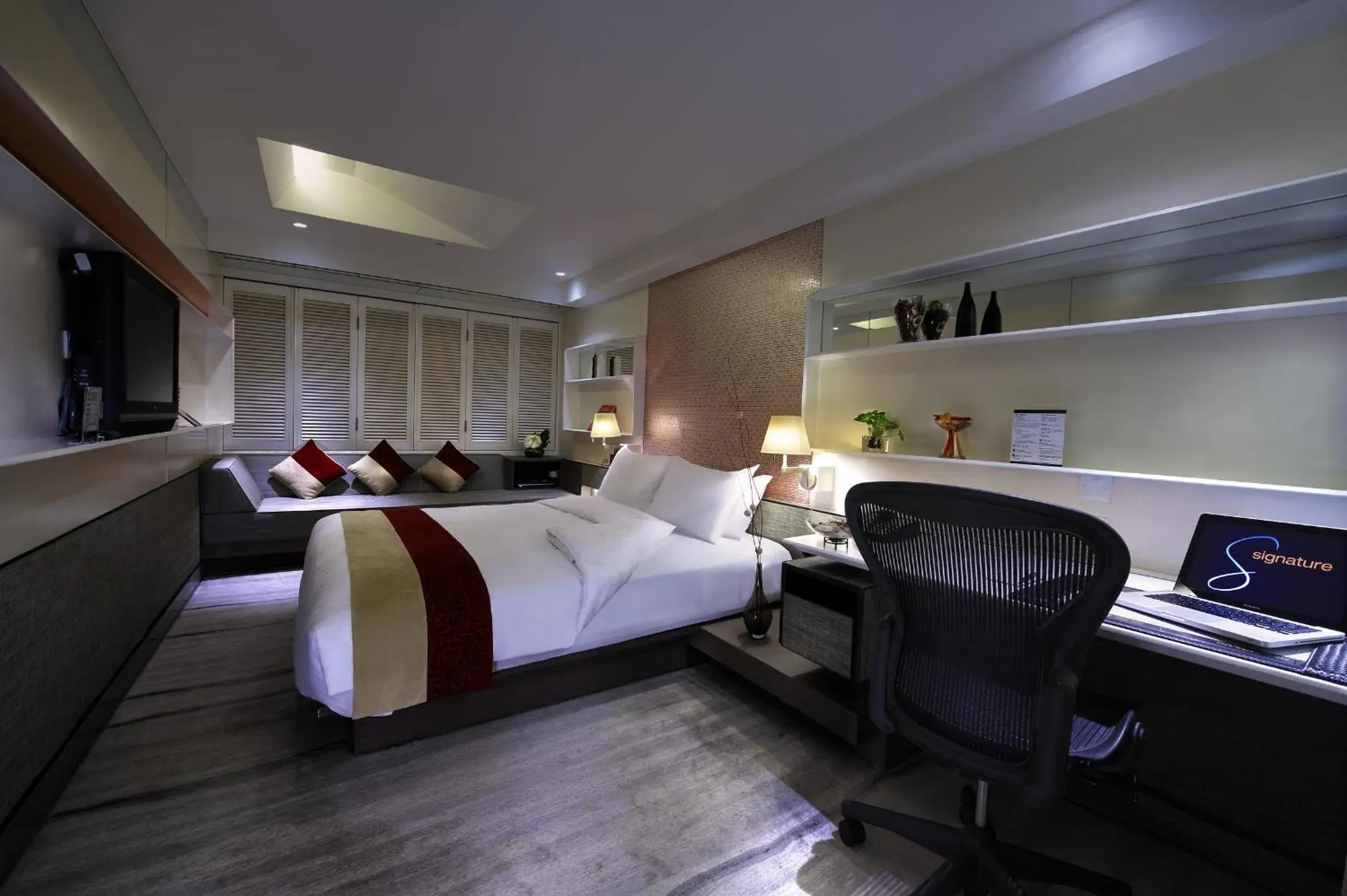 Photo of the whole room, Bed in Charterhouse Causeway Bay Photo of the whole room, Bed in Charterhouse Causeway Bay