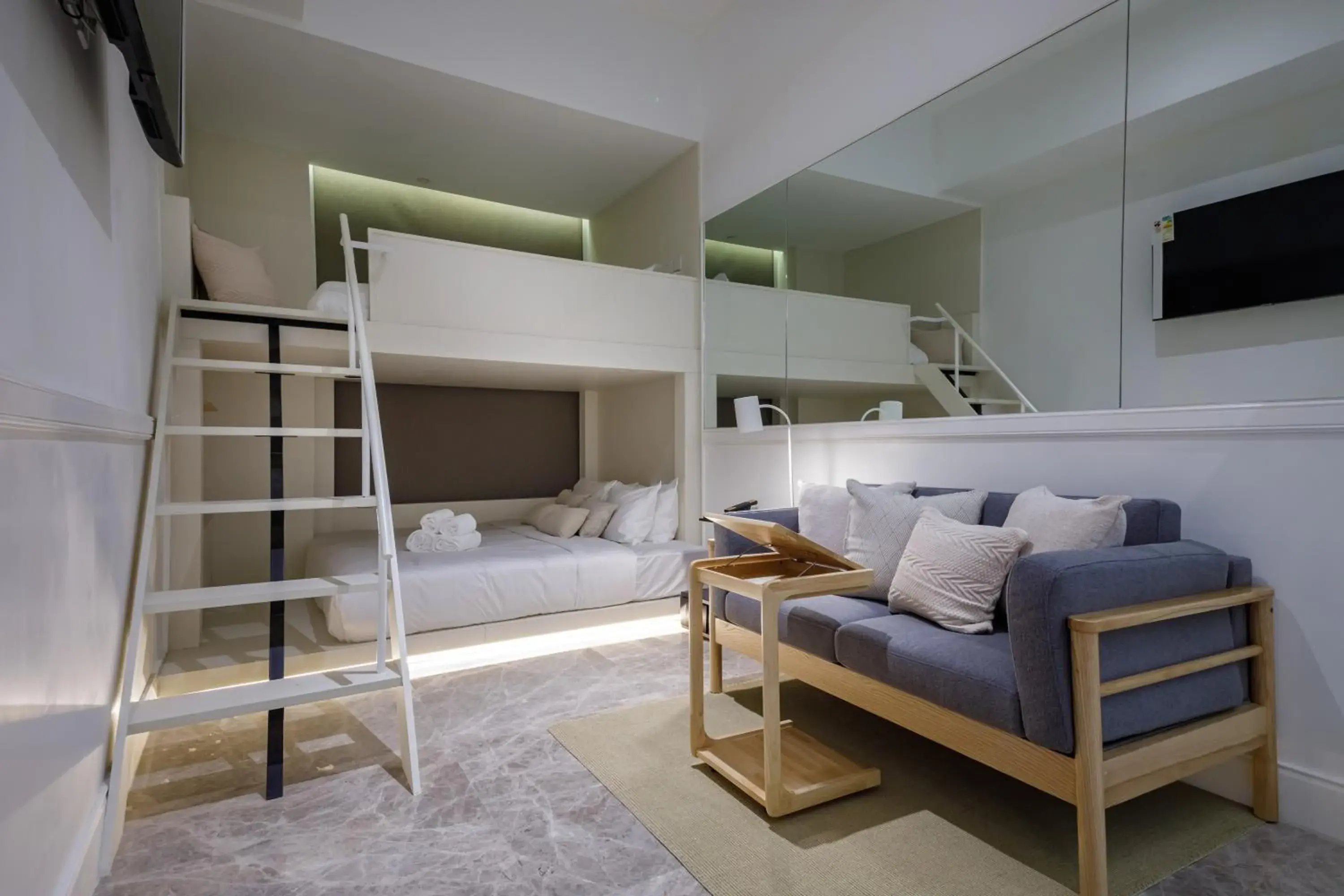 Seating area, Bed in Charterhouse Causeway Bay Seating area, Bed in Charterhouse Causeway Bay
