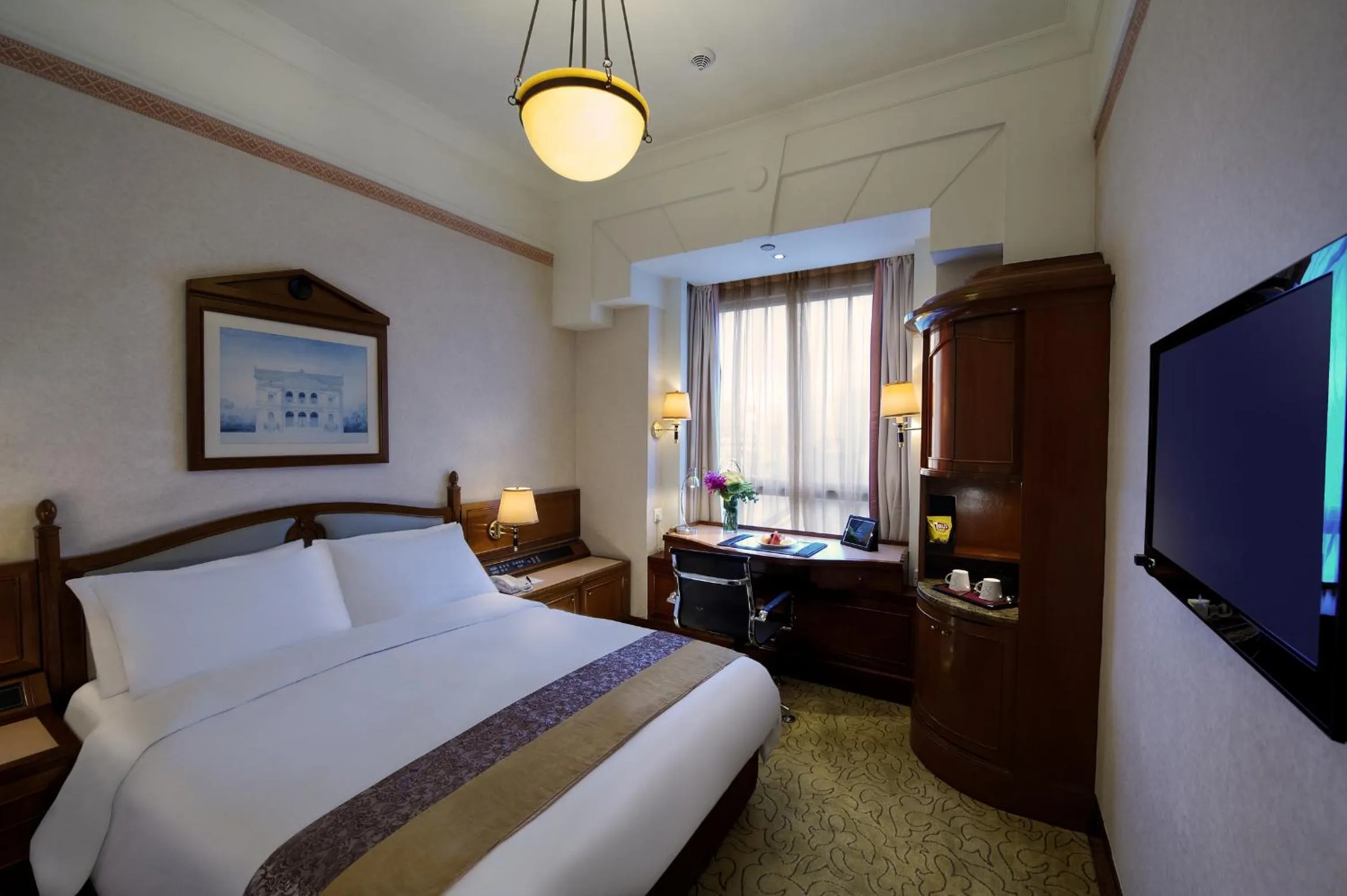 Photo of the whole room, Bed in Charterhouse Causeway Bay