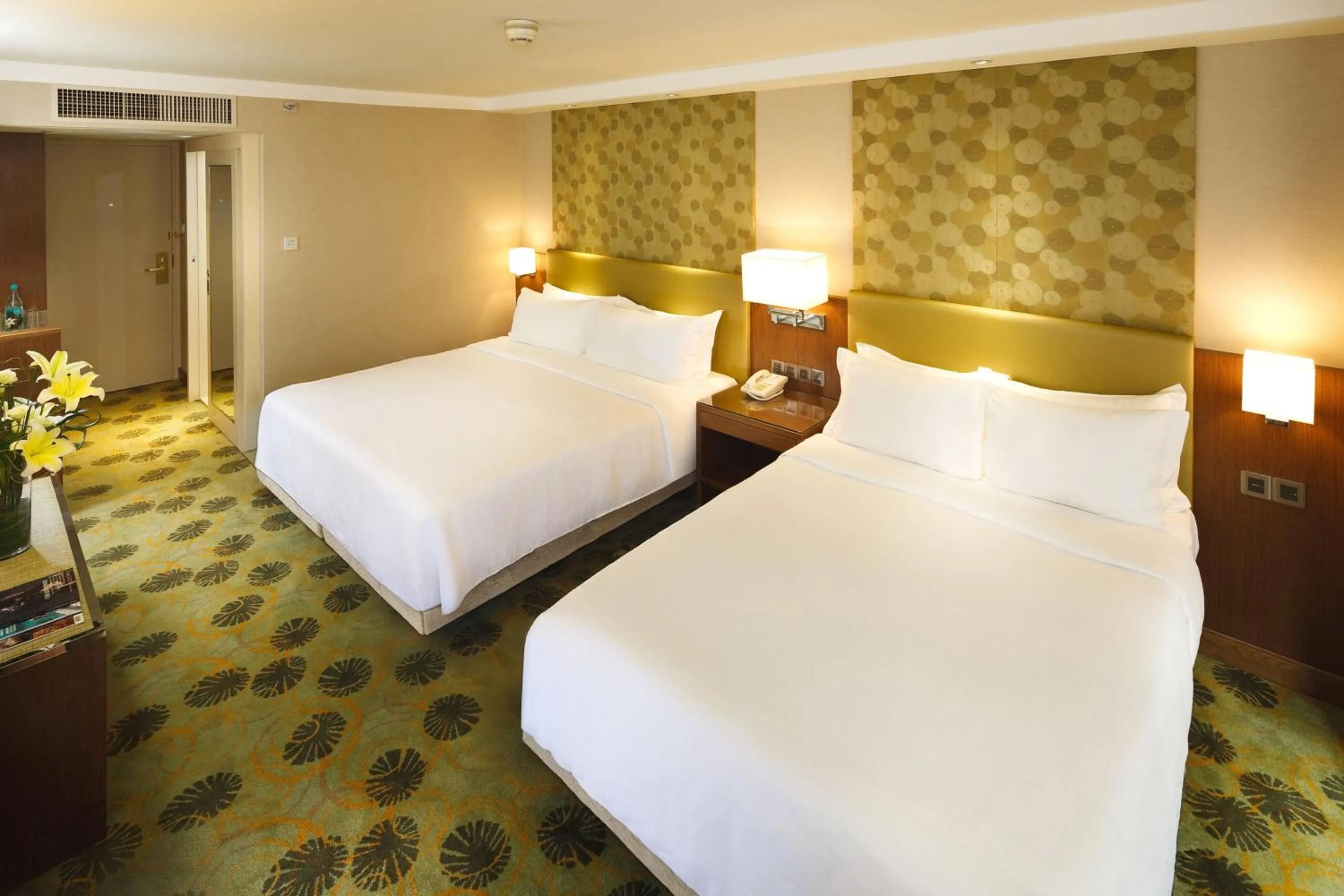 Photo of the whole room, Bed in Holiday Inn Golden Mile by IHG