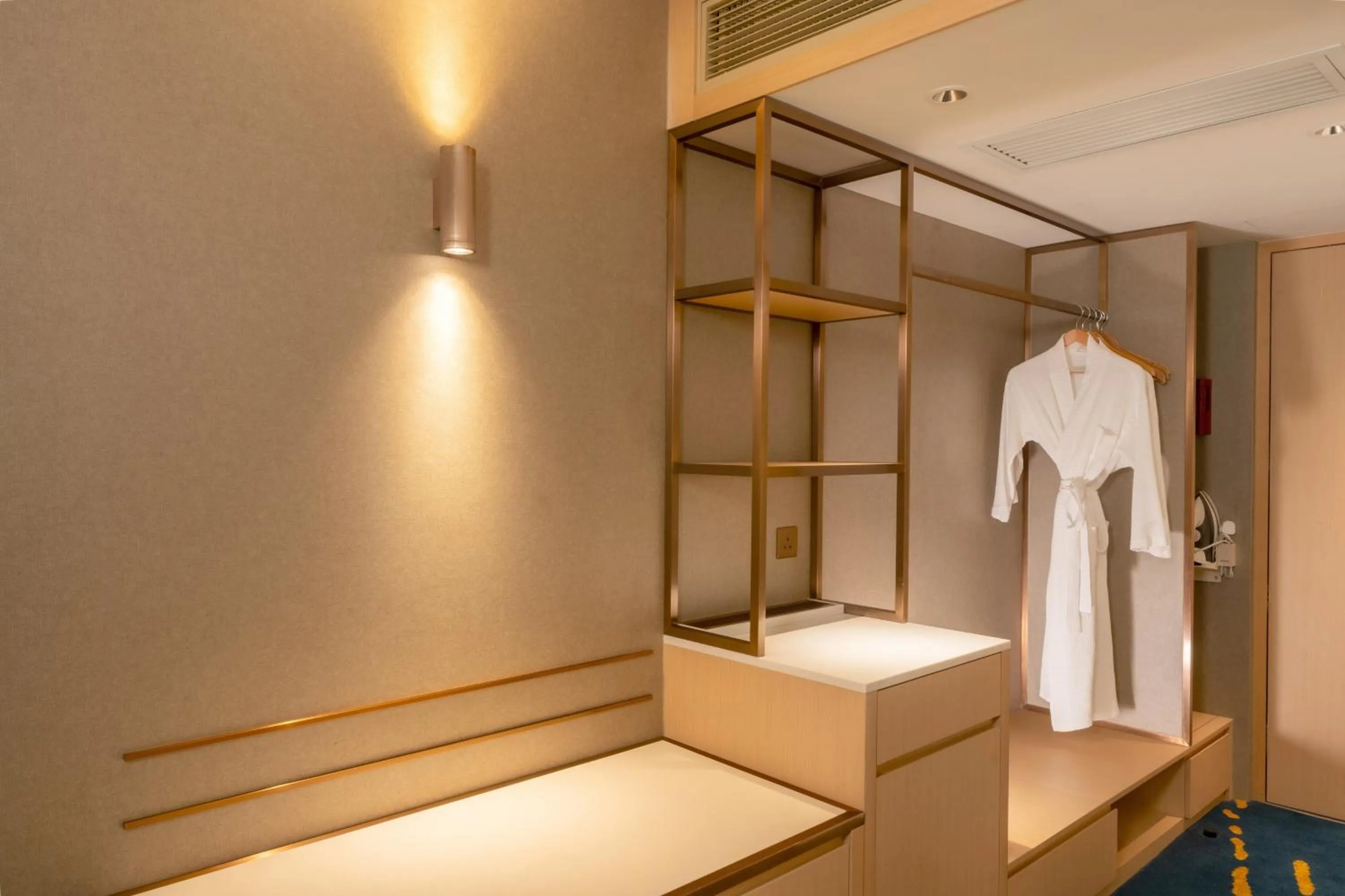 wardrobe, Bed in Holiday Inn Golden Mile by IHG