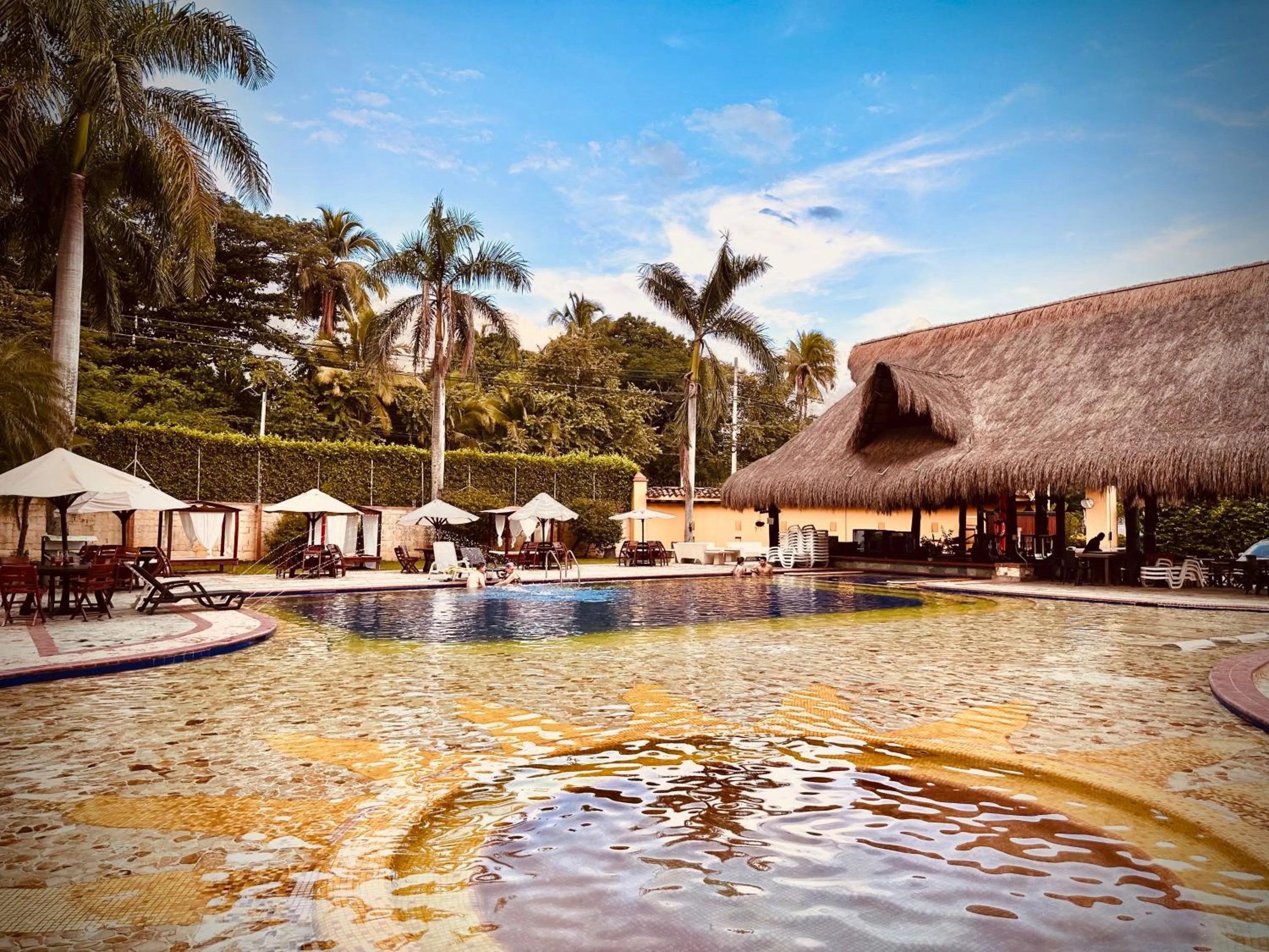 Swimming pool in Hotel Portón del Sol