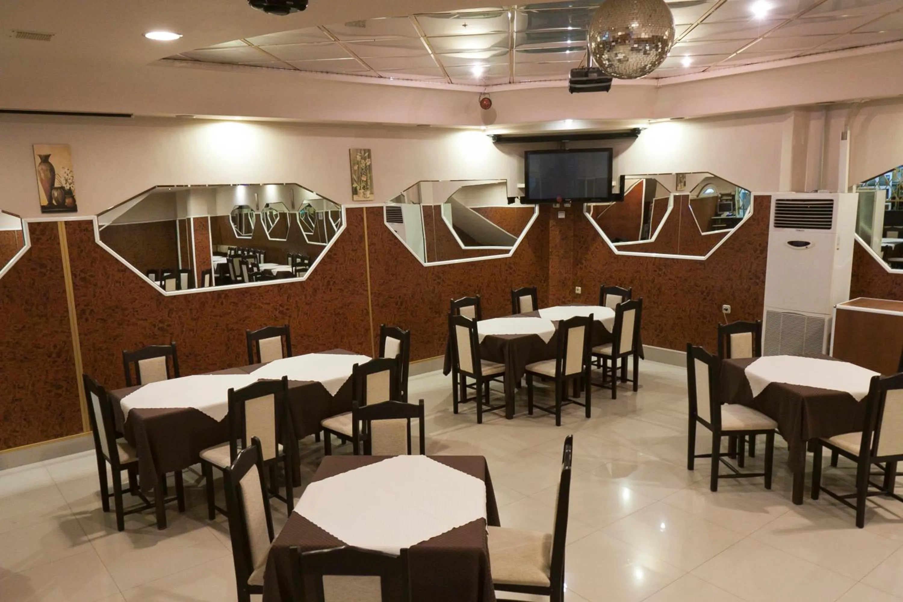 Restaurant/places to eat in Hotel Fantasy