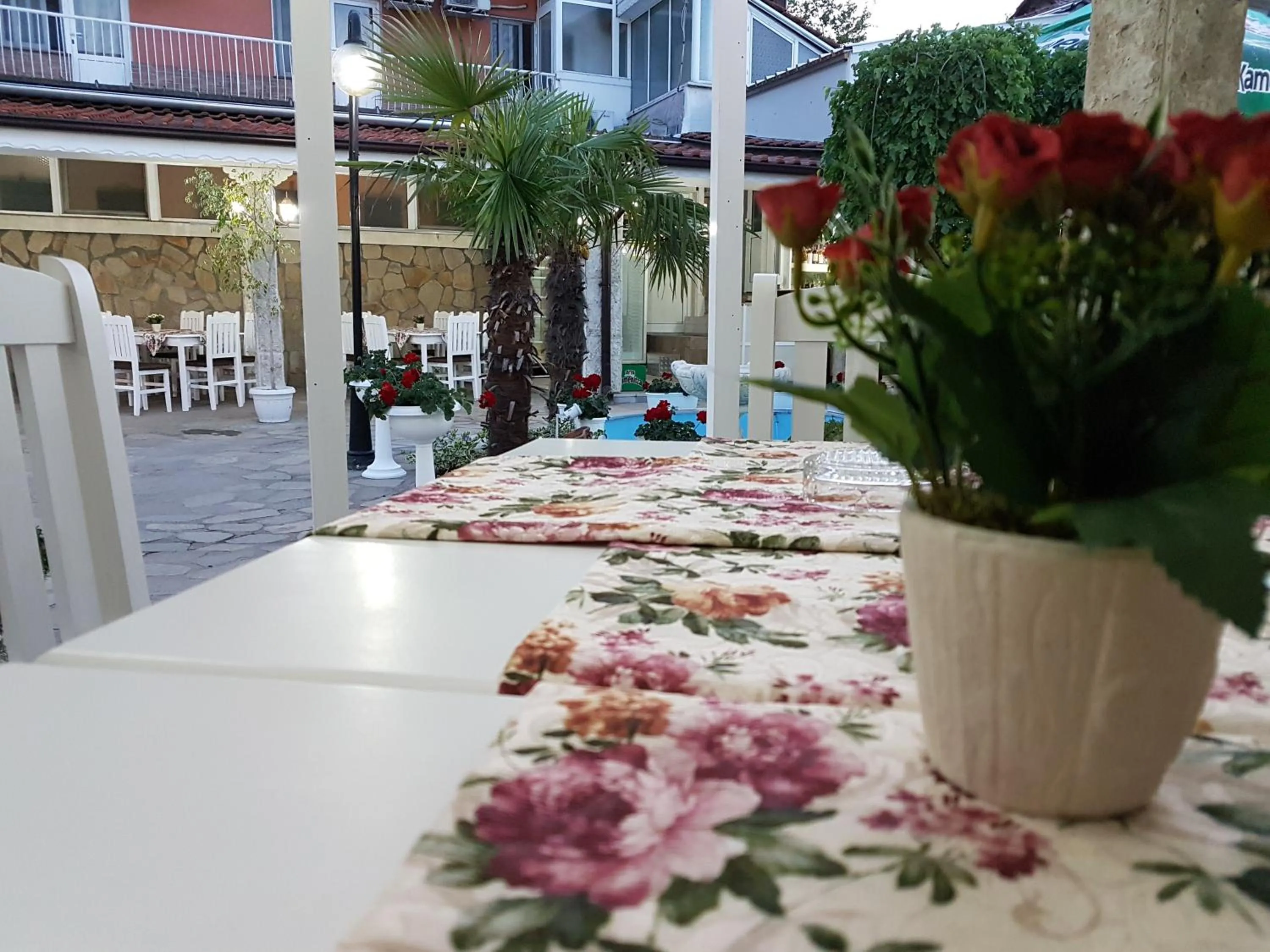 Restaurant/places to eat in Hotel Fantasy