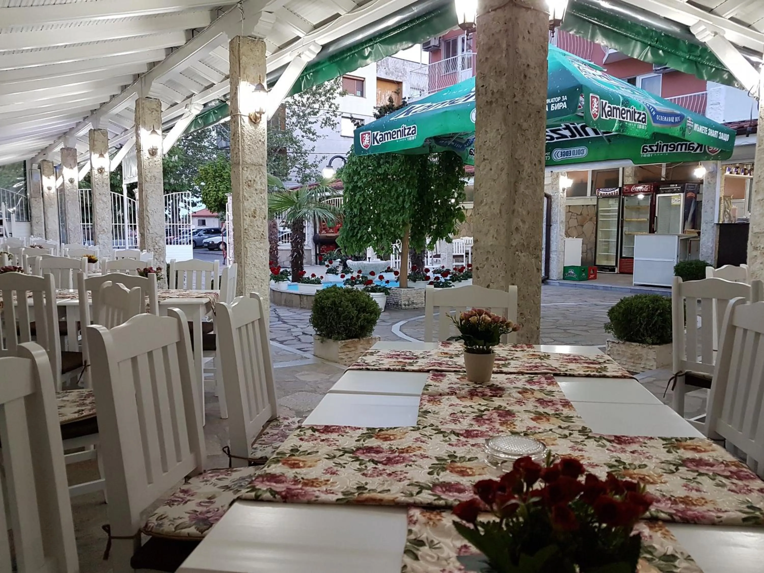 Restaurant/places to eat in Hotel Fantasy