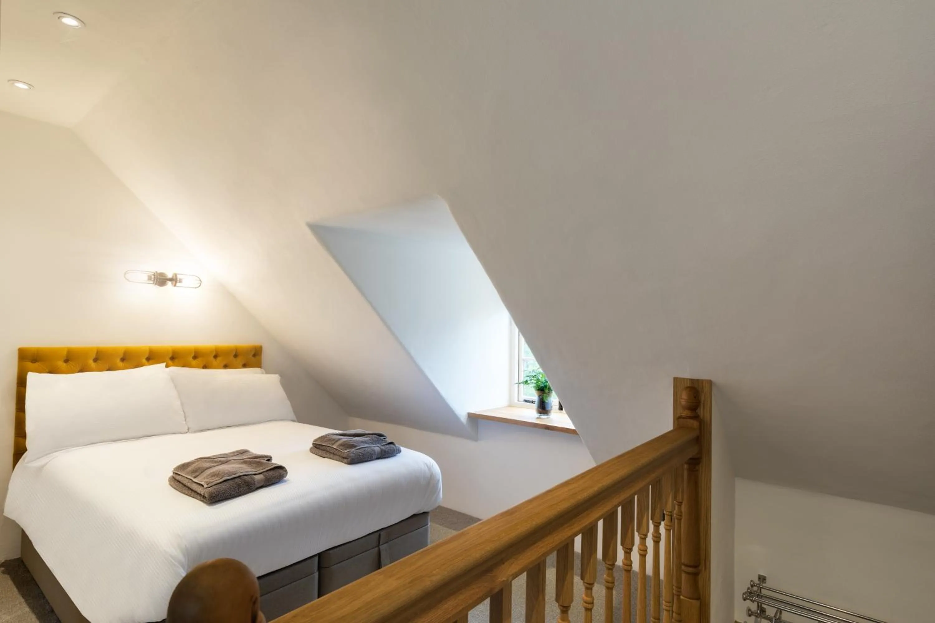 Bedroom, Bed in The Royal Oak Tetbury