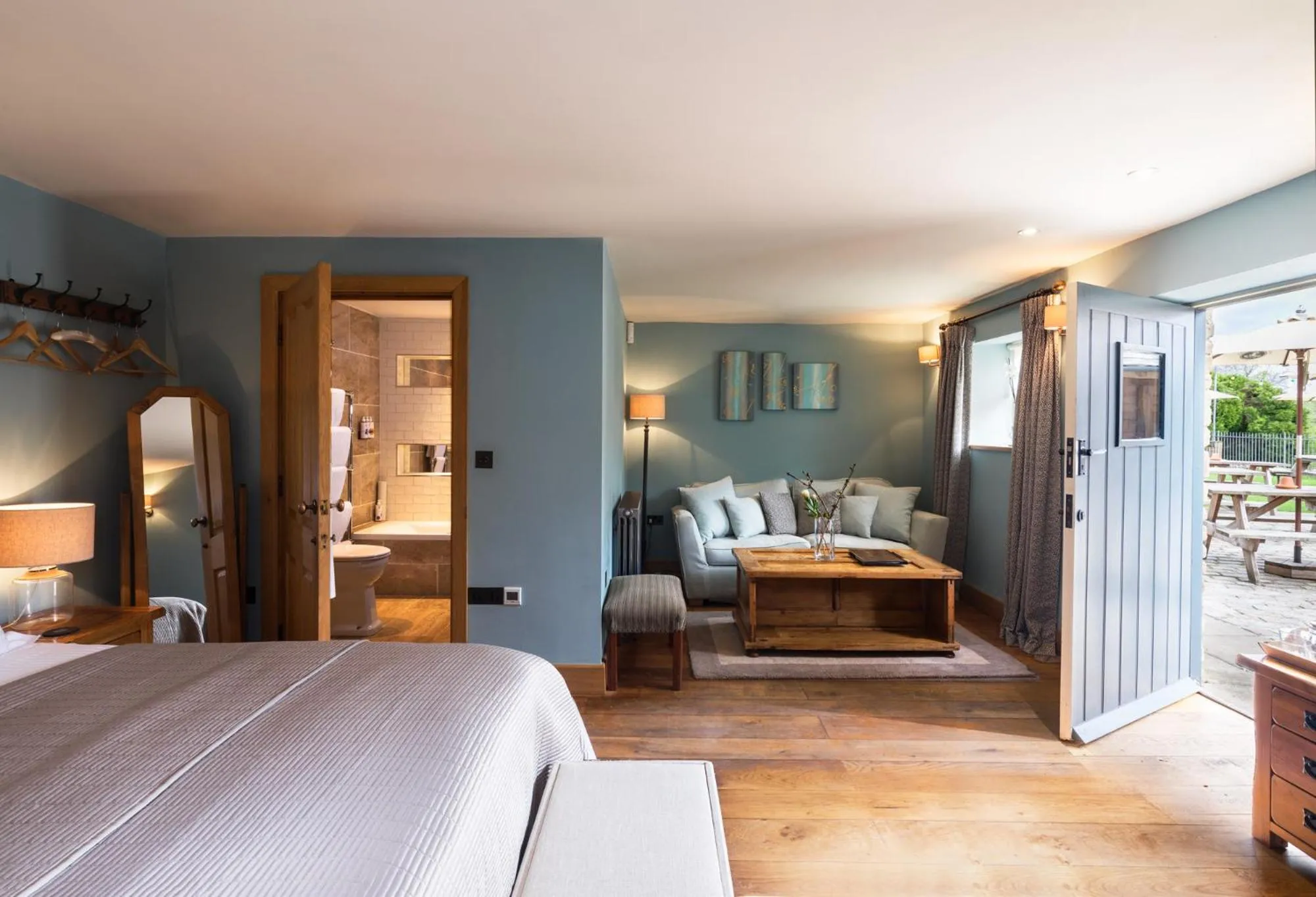 Photo of the whole room, Bed in The Royal Oak Tetbury
