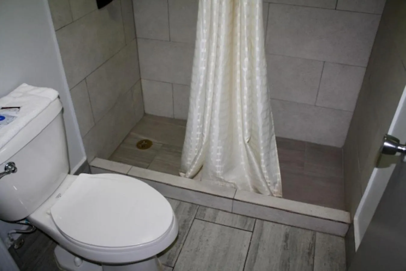 Shower in Budget Inn