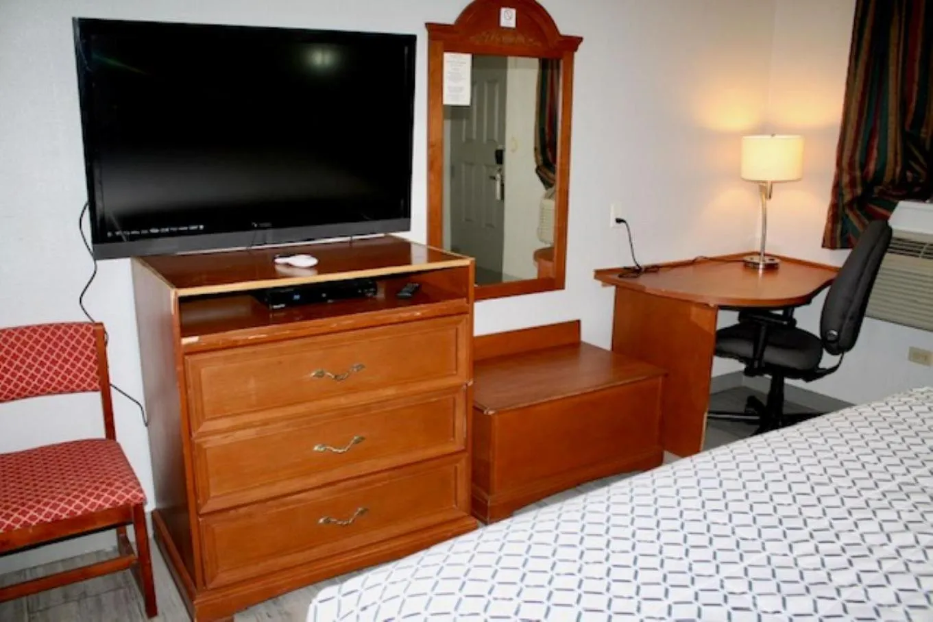 Photo of the whole room in Budget Inn