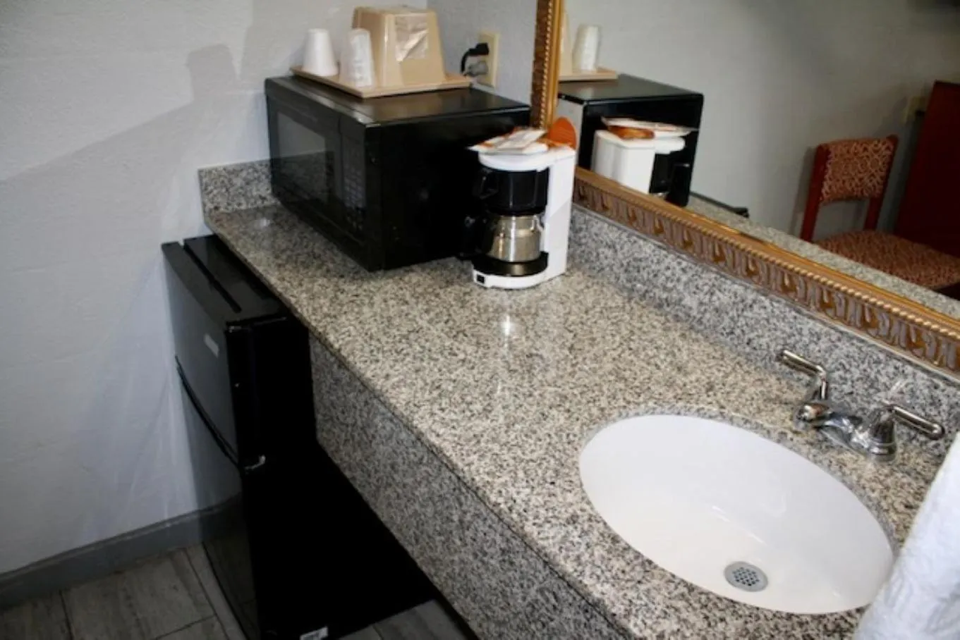 Kitchen or kitchenette in Budget Inn