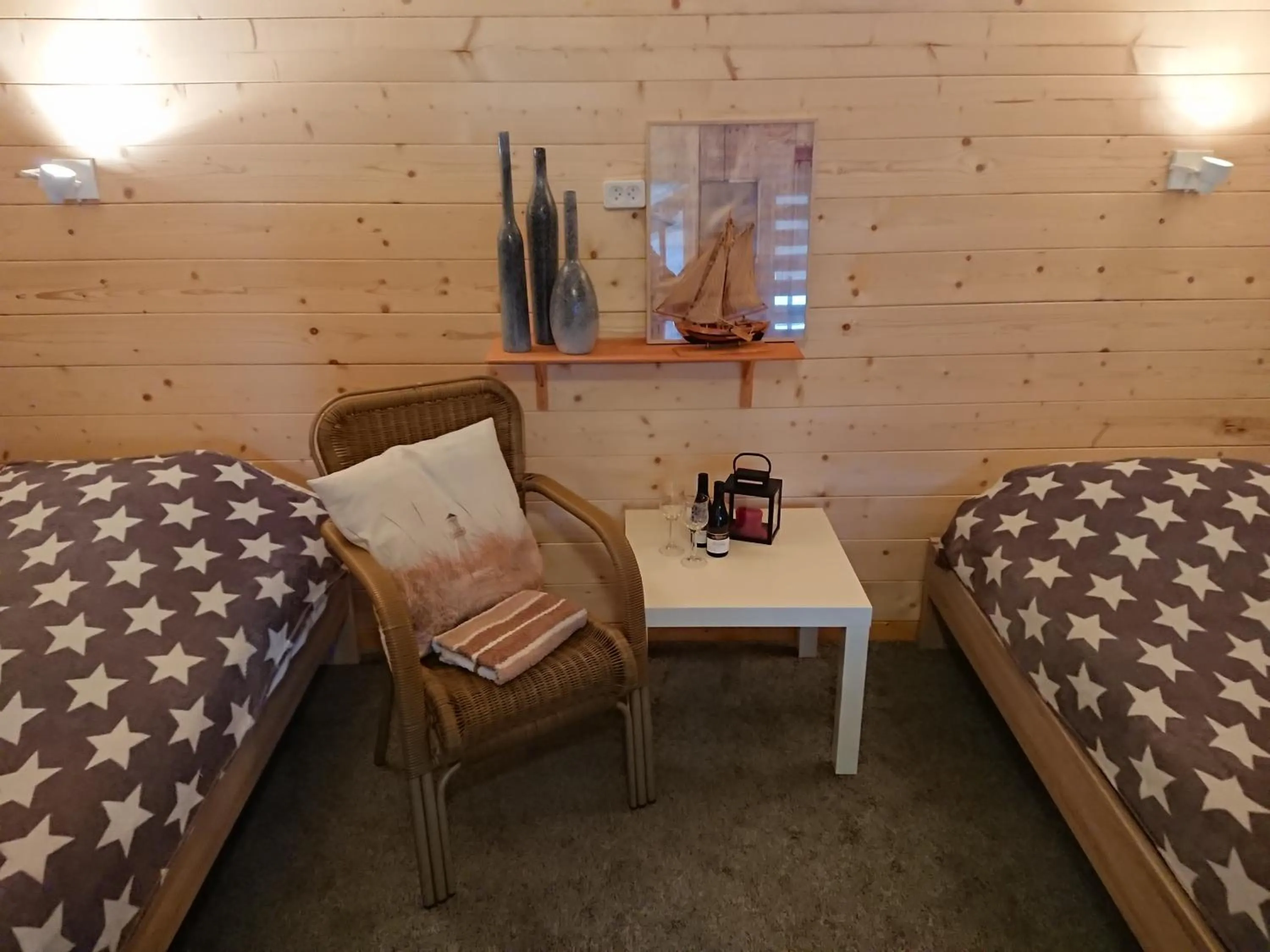 Photo of the whole room, Bed in Slaaphuisjes LauwersmeerPlezier!