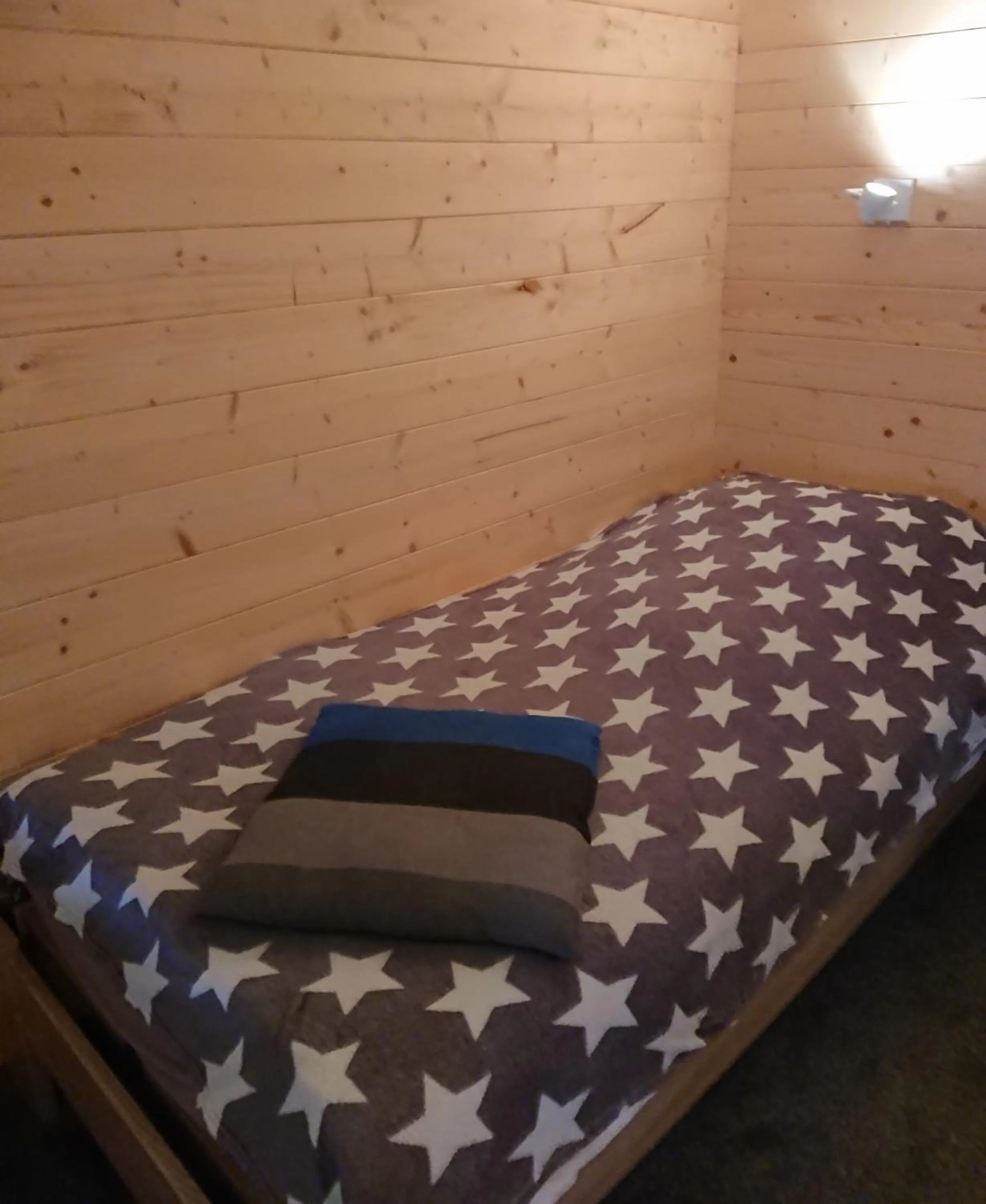 Bedroom, Bed in Slaaphuisjes LauwersmeerPlezier!