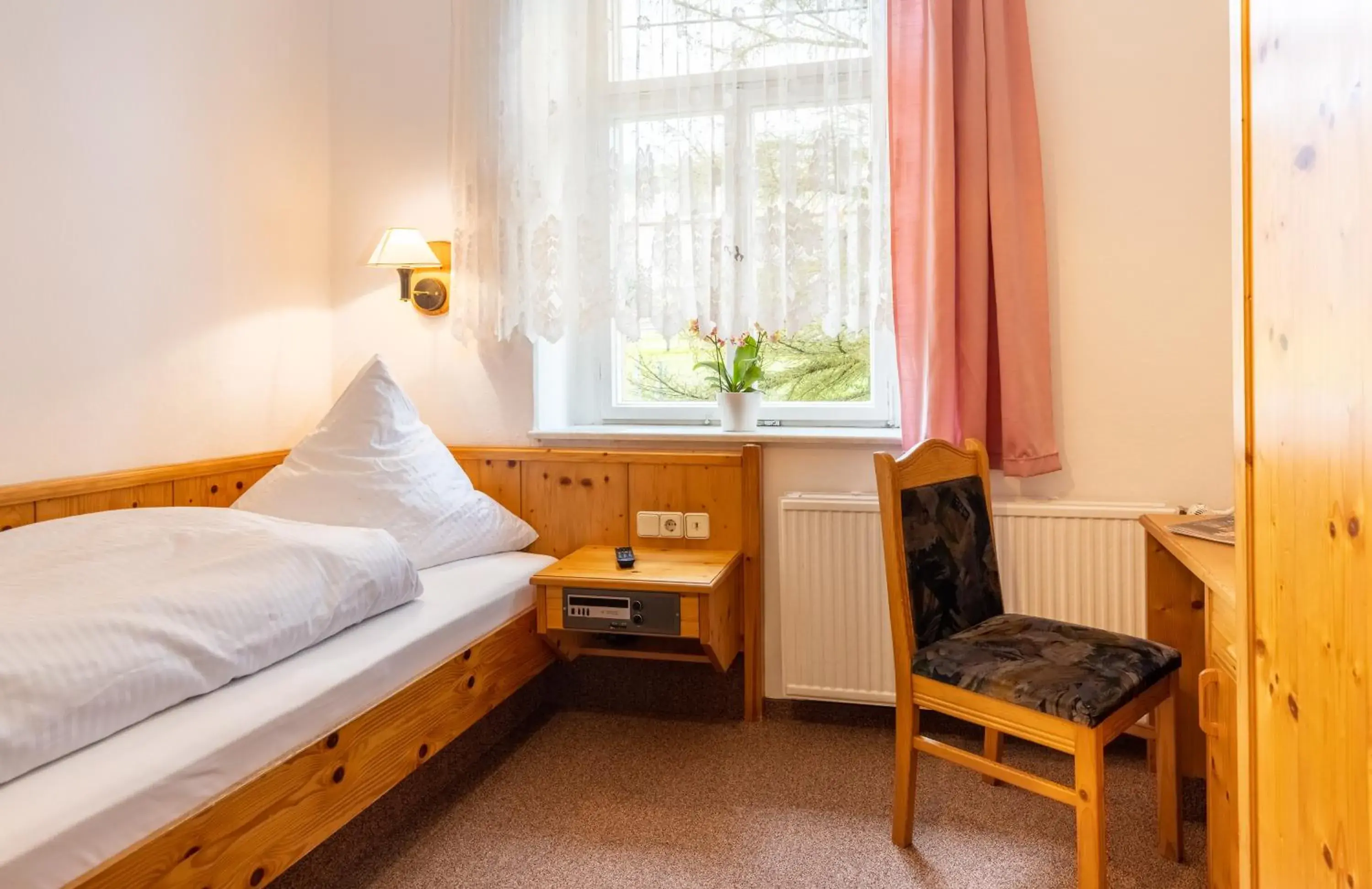 Single Room with Shower - single occupancy in Hotel Carola Single Room with Shower - single occupancy in Hotel Carola