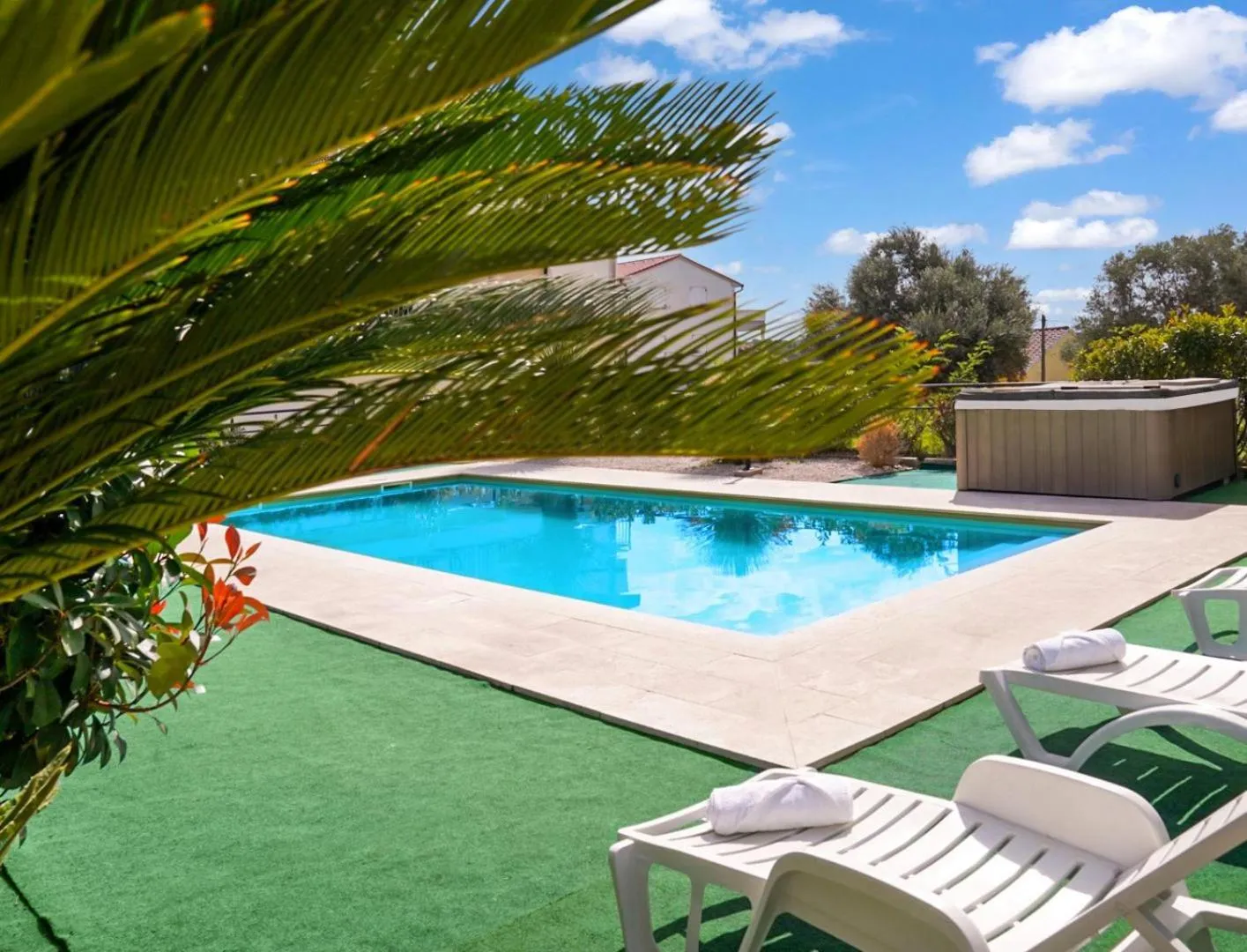 Swimming pool in Kristal Paris Resort