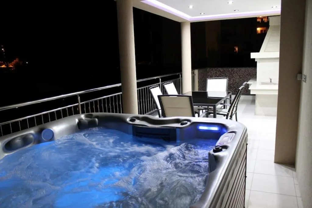 Hot Tub in Kristal Paris Resort