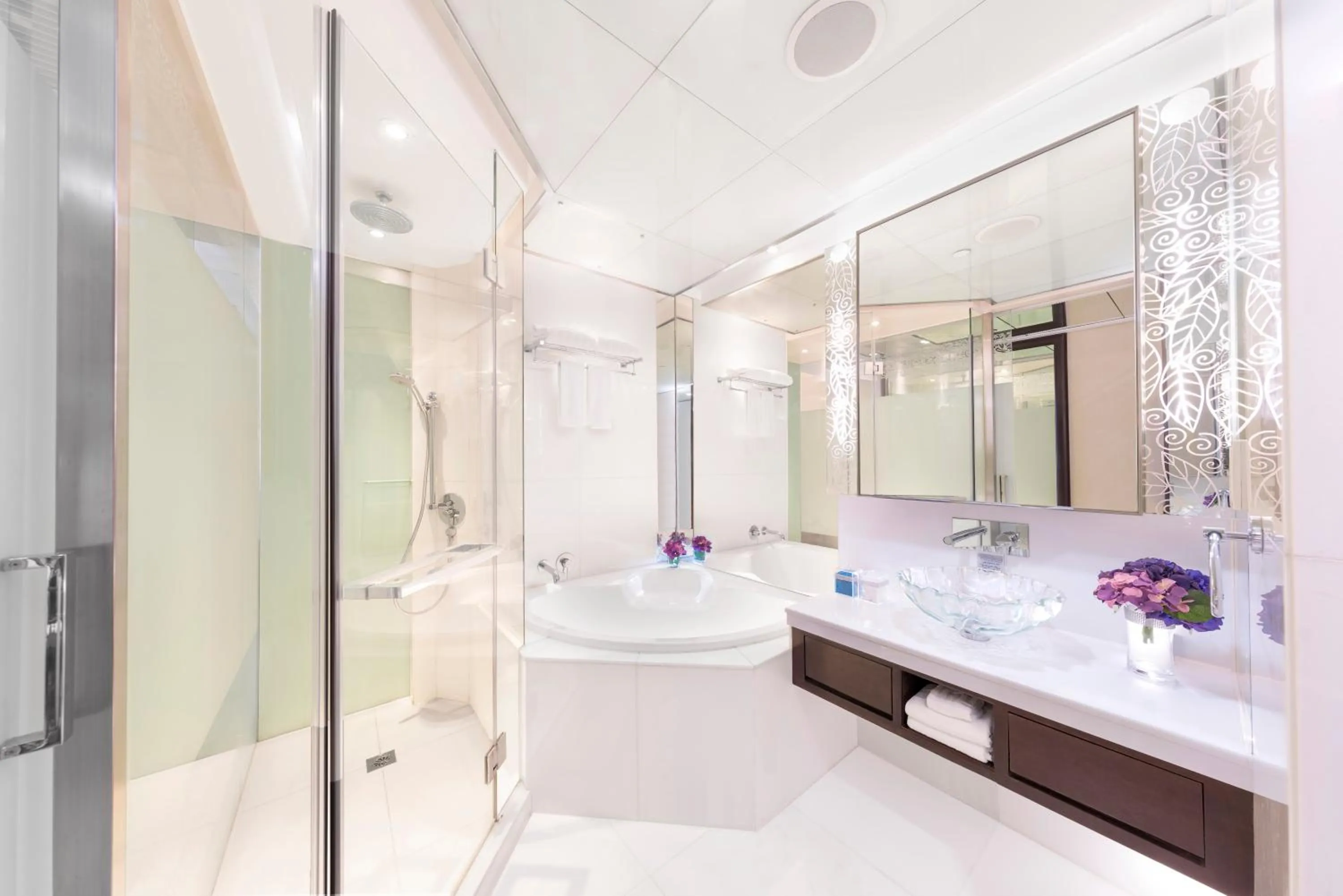 Shower in Regal Hongkong Hotel