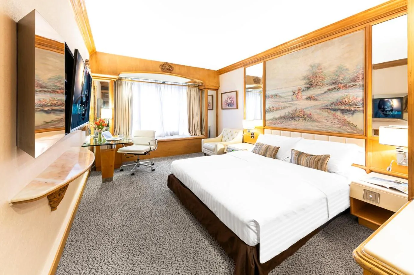 Photo of the whole room, Bed in Regal Hongkong Hotel