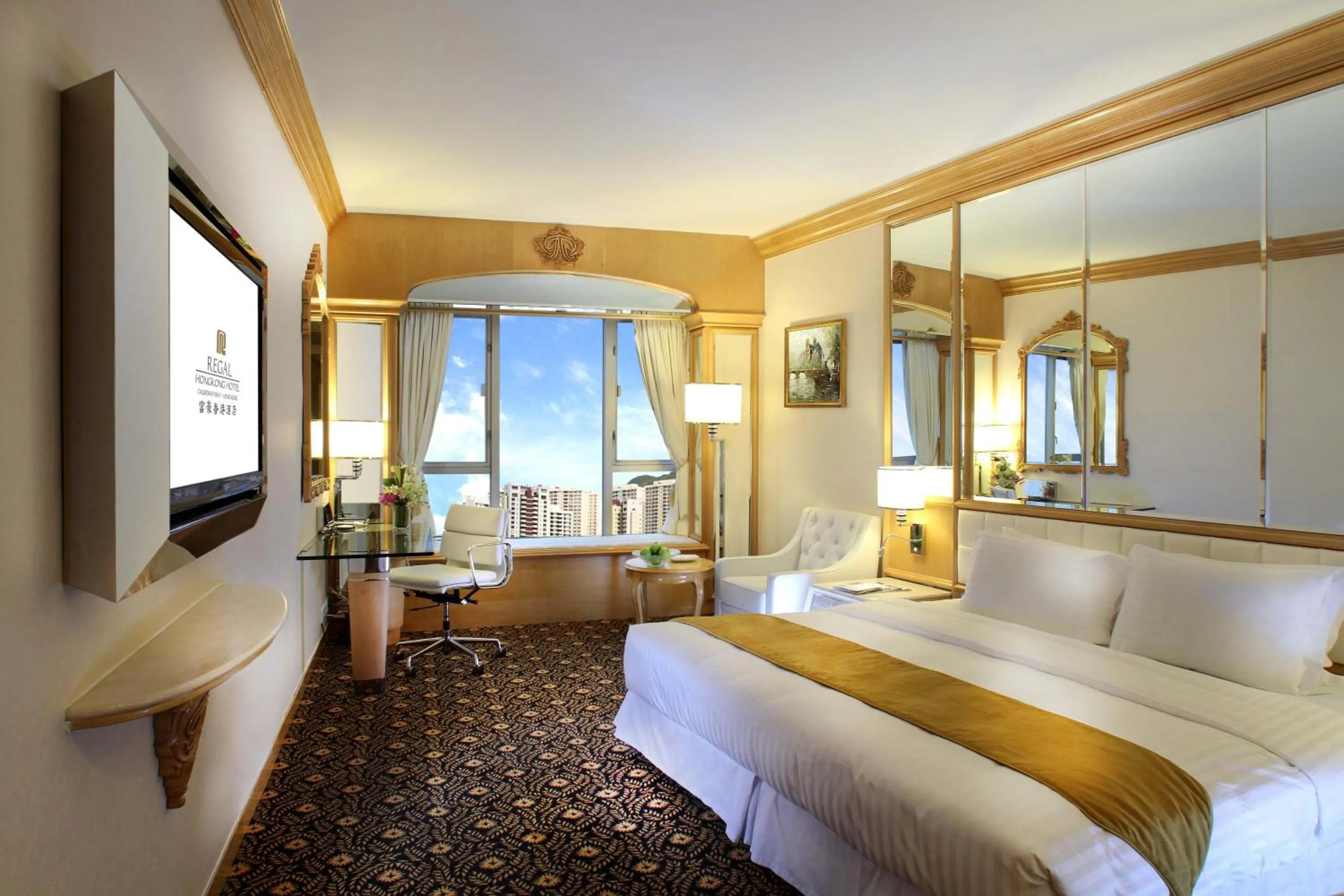 Living room, Bed in Regal Hongkong Hotel