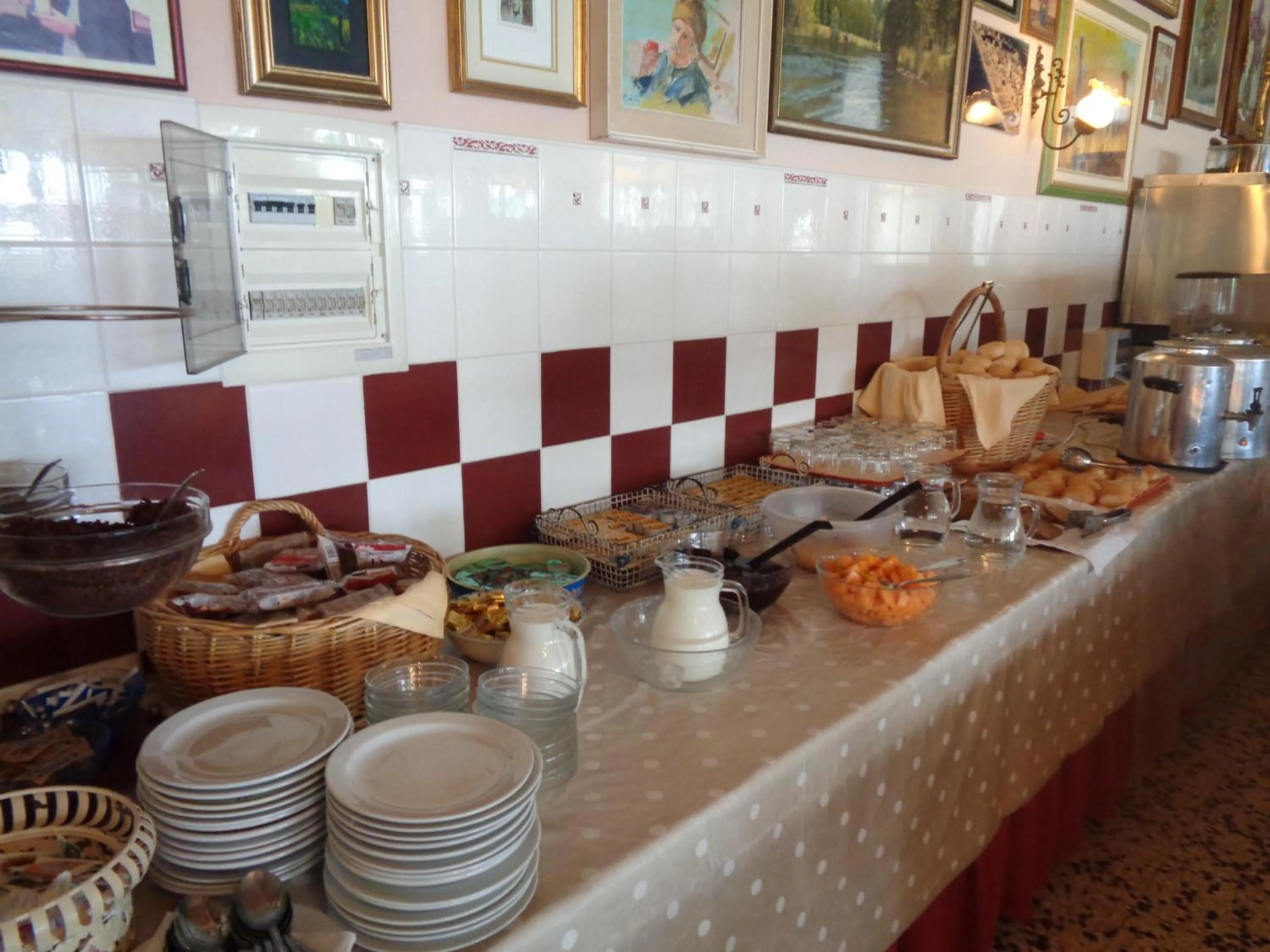 Restaurant/places to eat in Hotel Continental