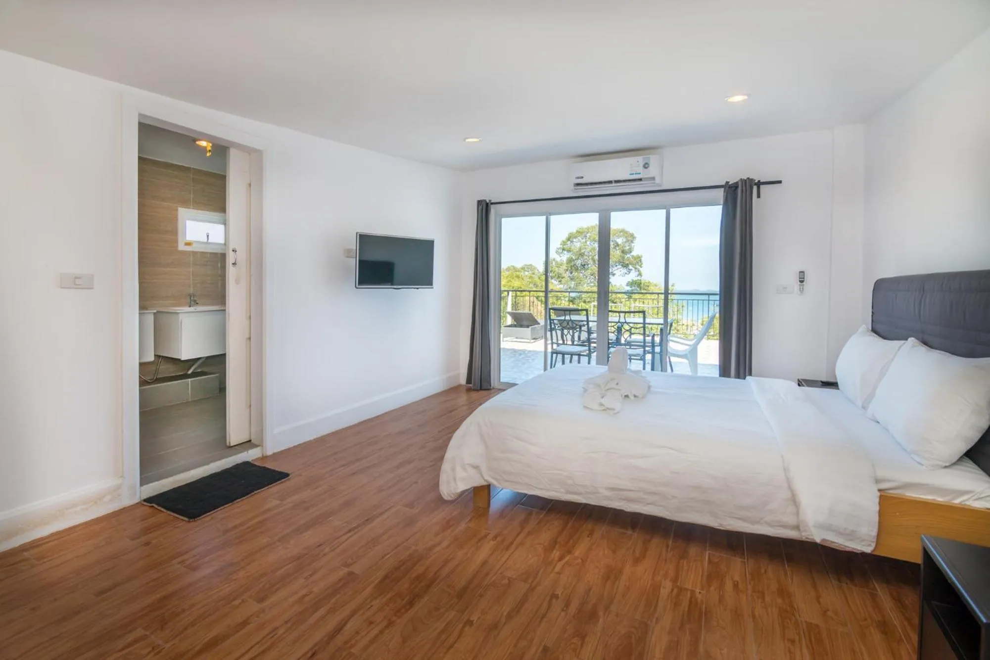 Photo of the whole room, Bed in Pandora