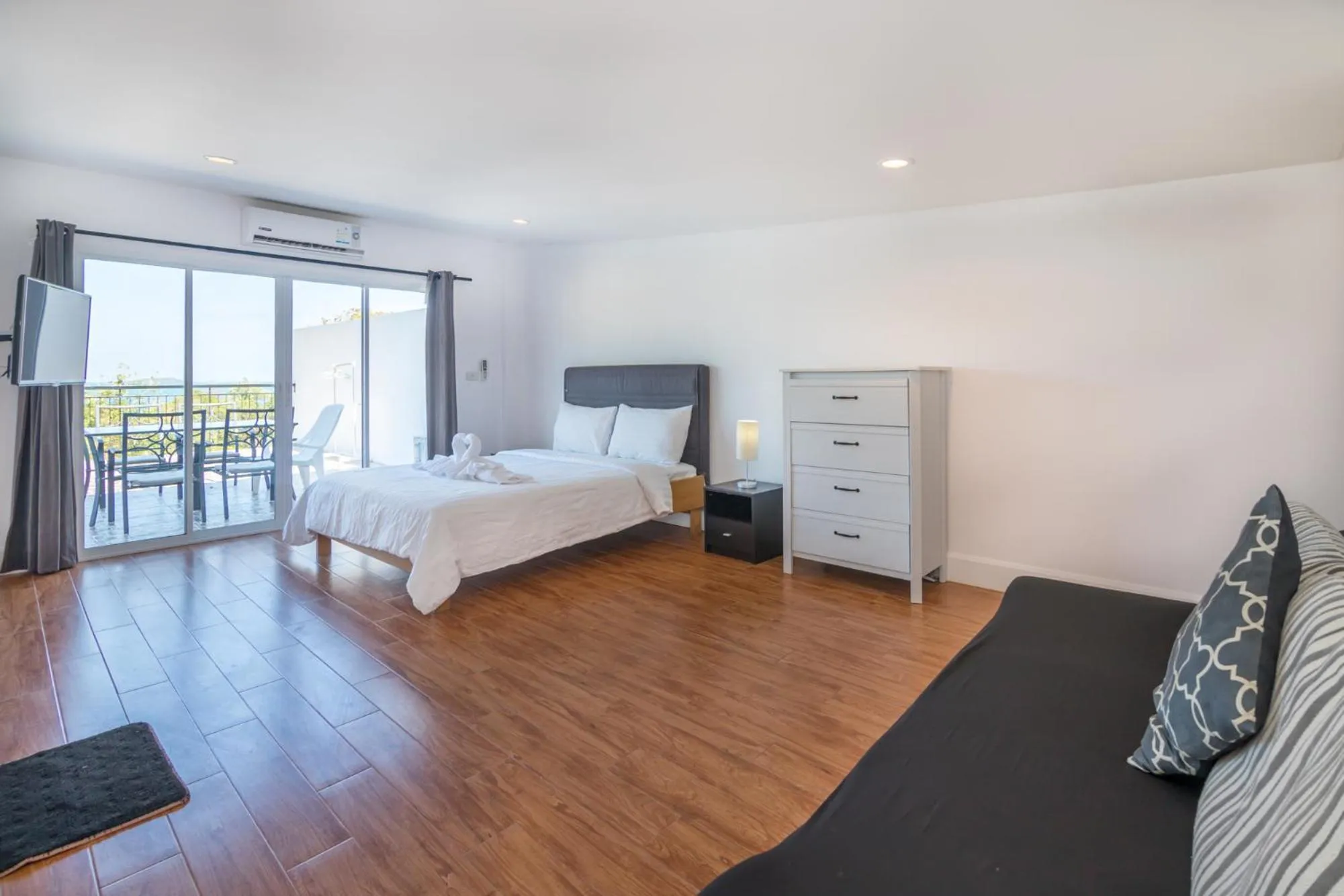 Photo of the whole room, Bed in Pandora