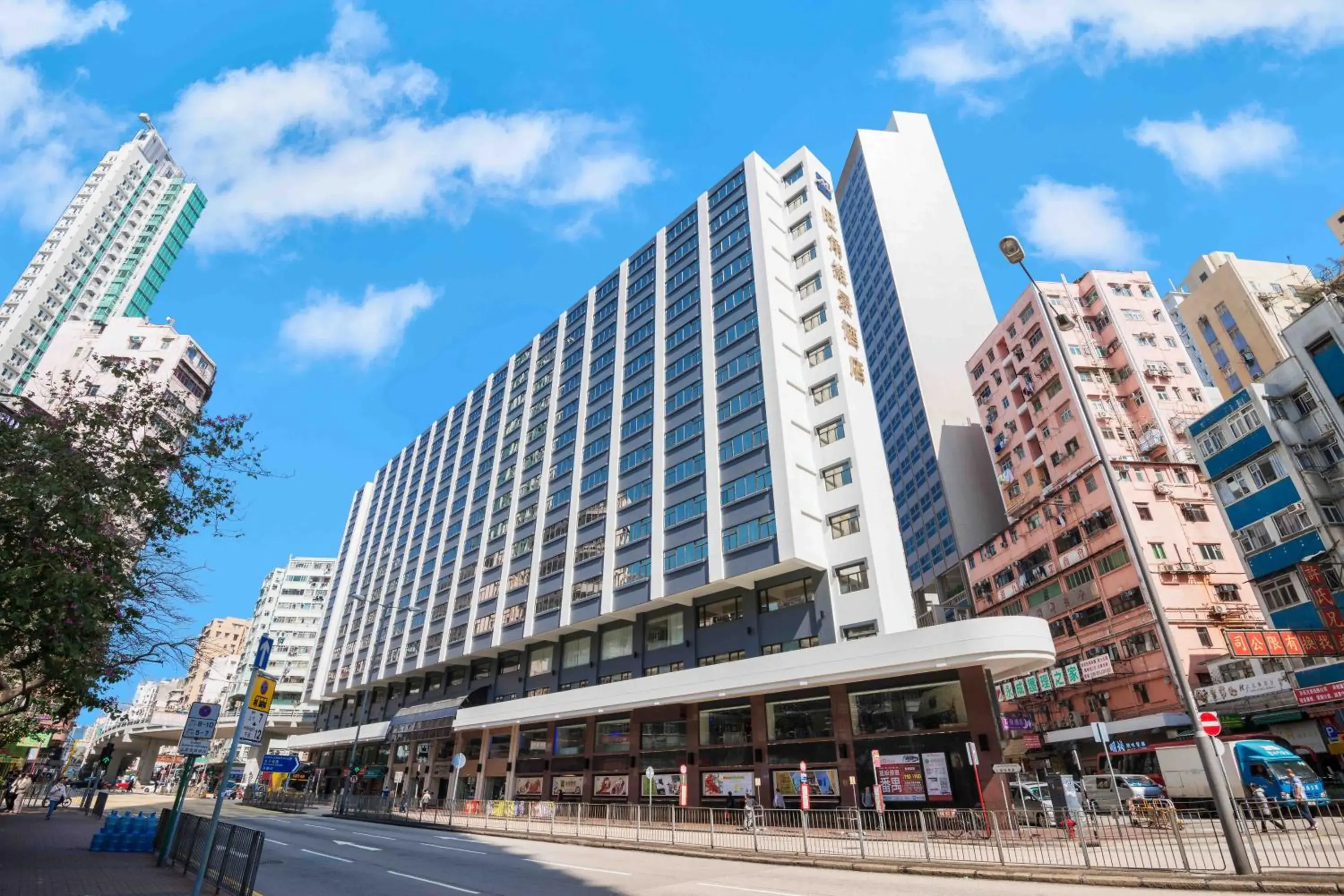 Street view in Metropark Hotel Mongkok Street view in Metropark Hotel Mongkok