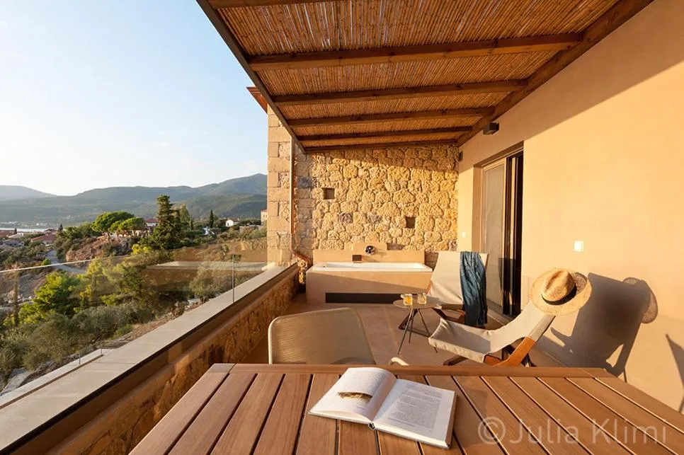 Hot Tub in Diapori Suites Hotel