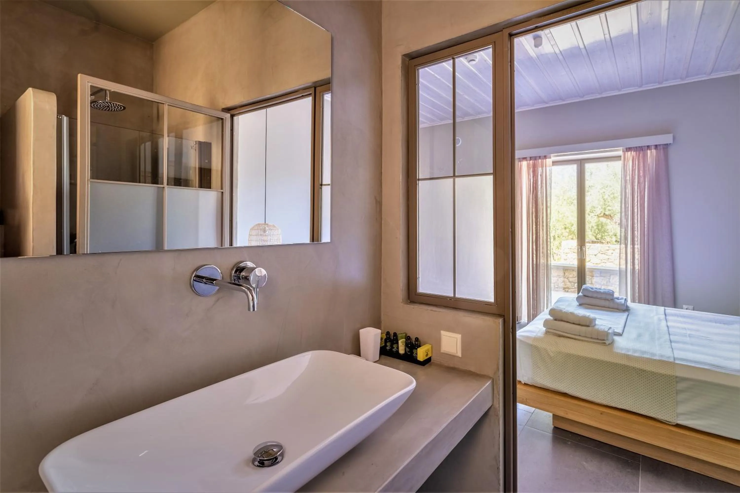 Bathroom, Bed in Diapori Suites Hotel
