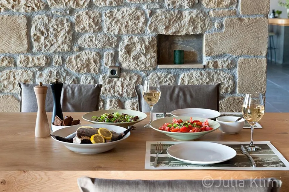 Food and drinks in Diapori Suites Hotel