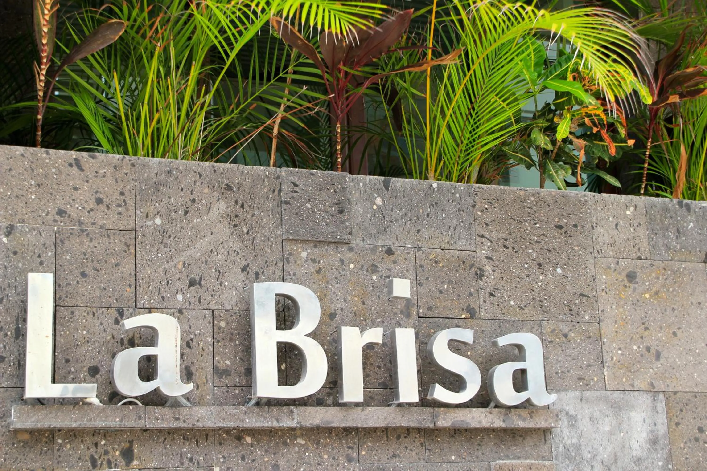 Facade/entrance in La Brisa Condo by BVR