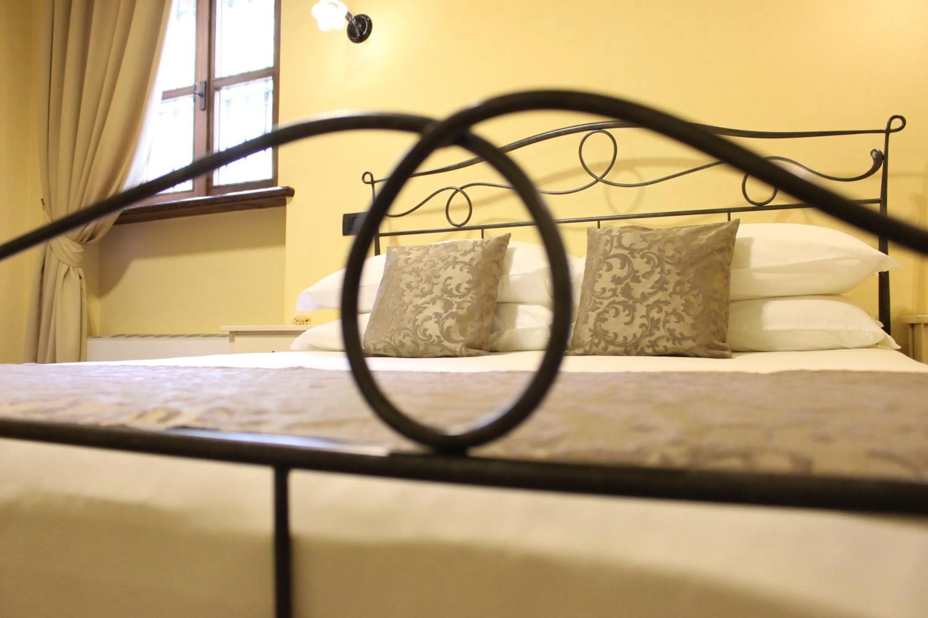 Decorative detail, Bed in Dimora Cortese