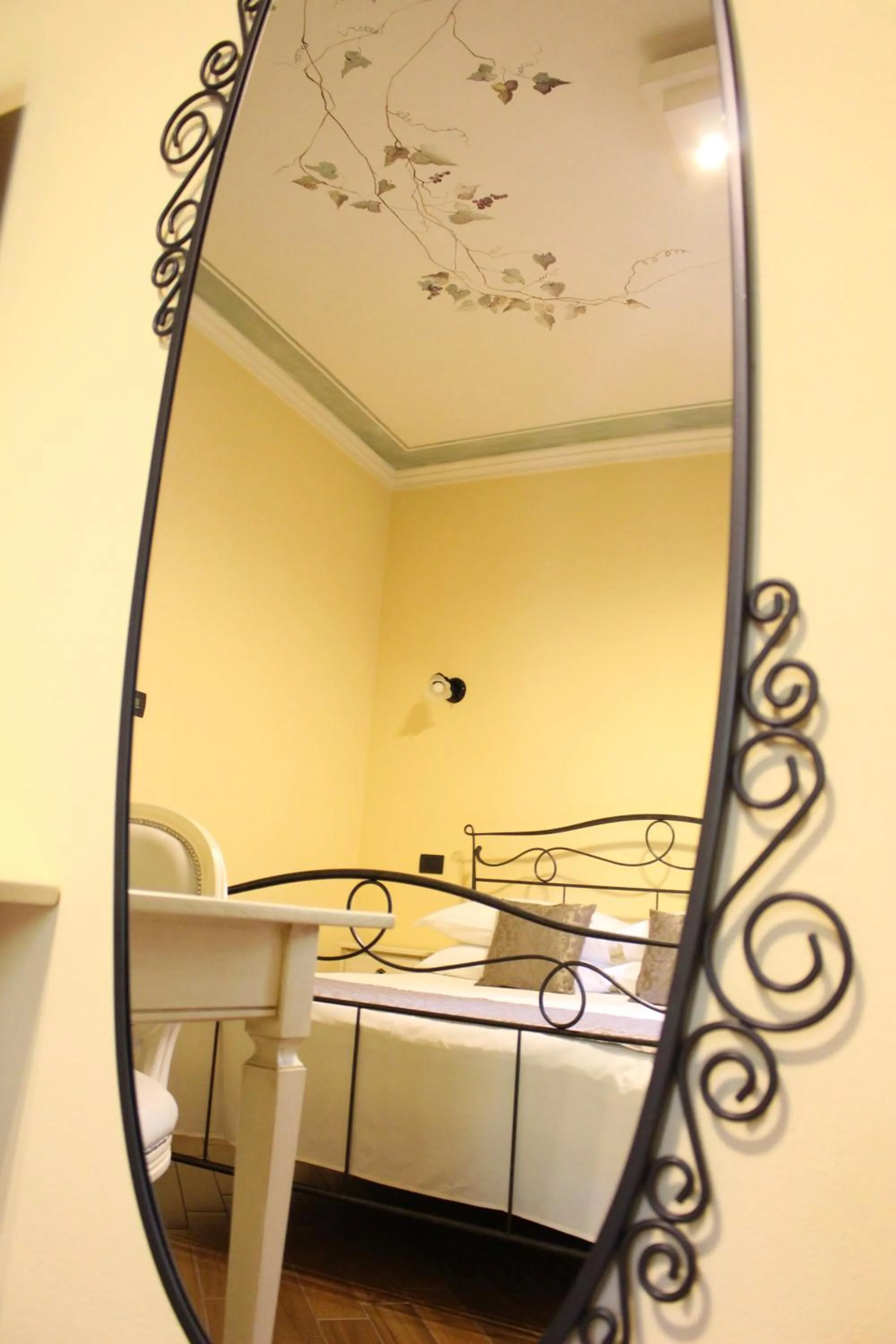 Decorative detail, Bed in Dimora Cortese