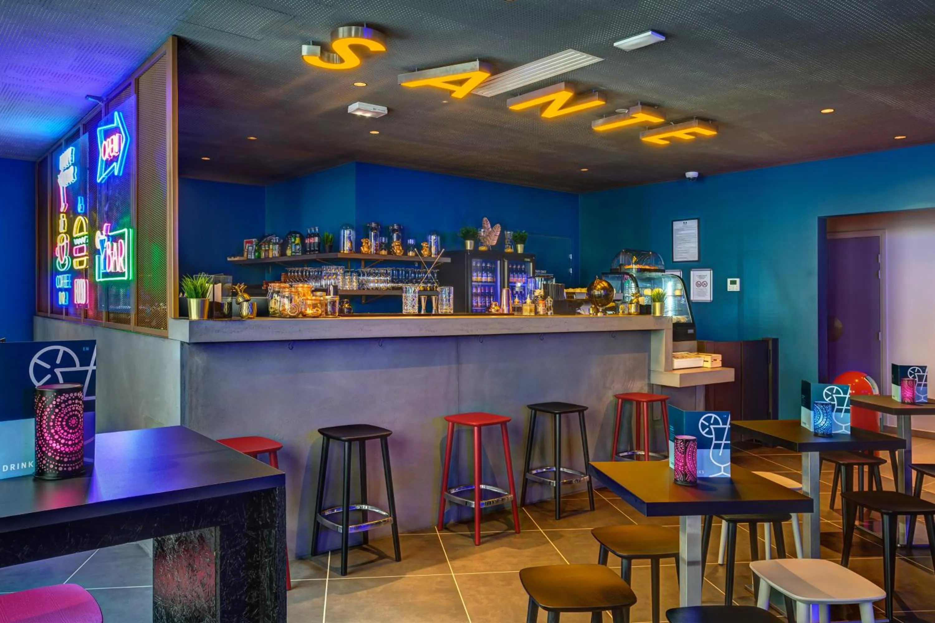 Lounge or bar in MEININGER Hotel Lyon Centre Berthelot