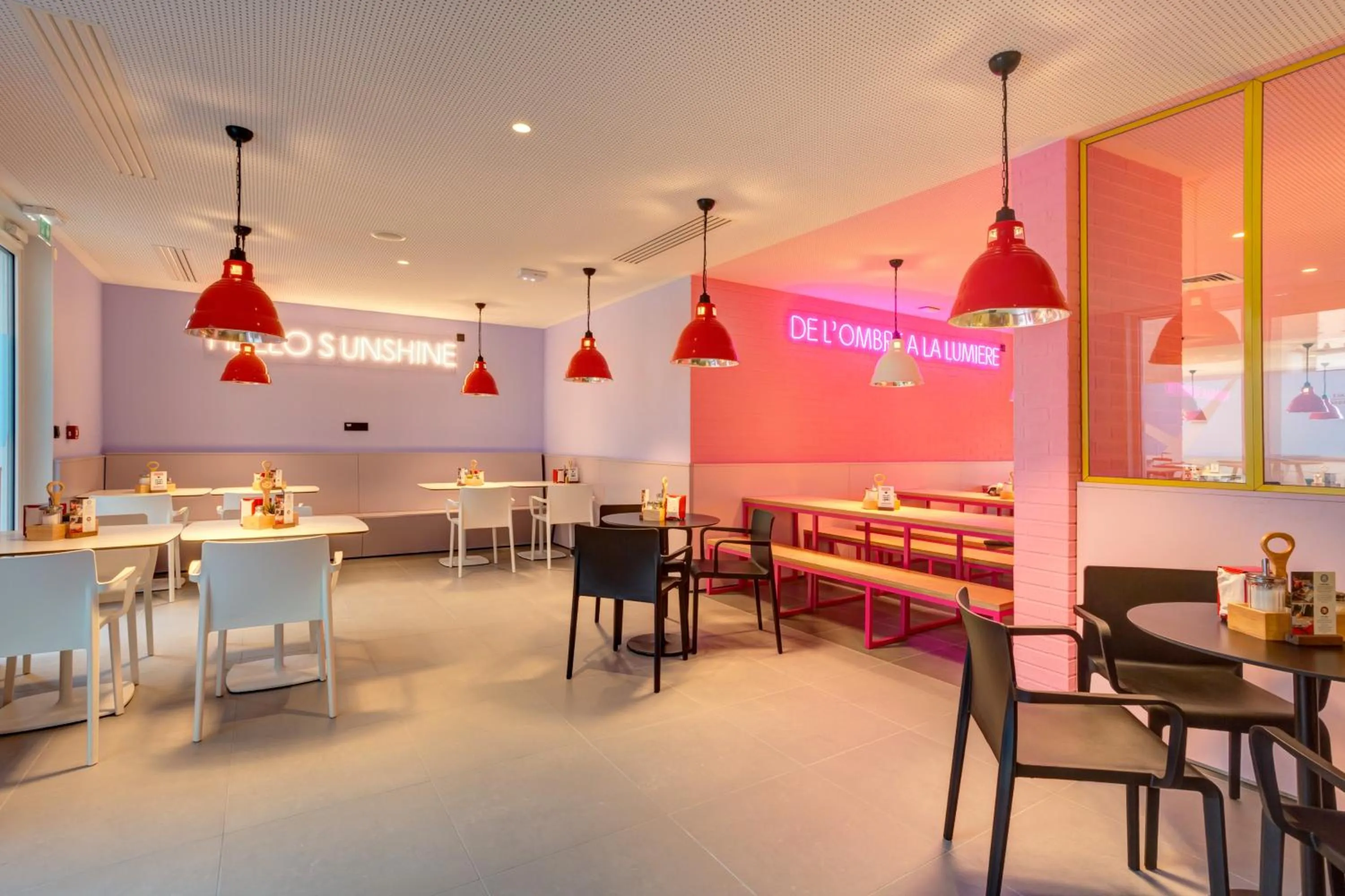 Restaurant/places to eat in MEININGER Hotel Lyon Centre Berthelot