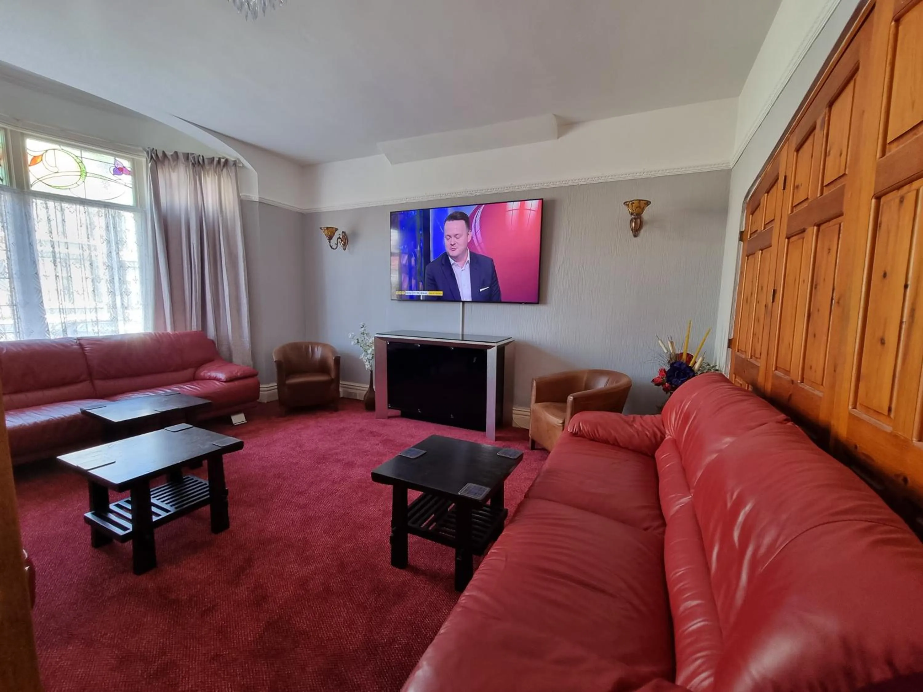 Communal lounge/ TV room in Collingwood Hotel