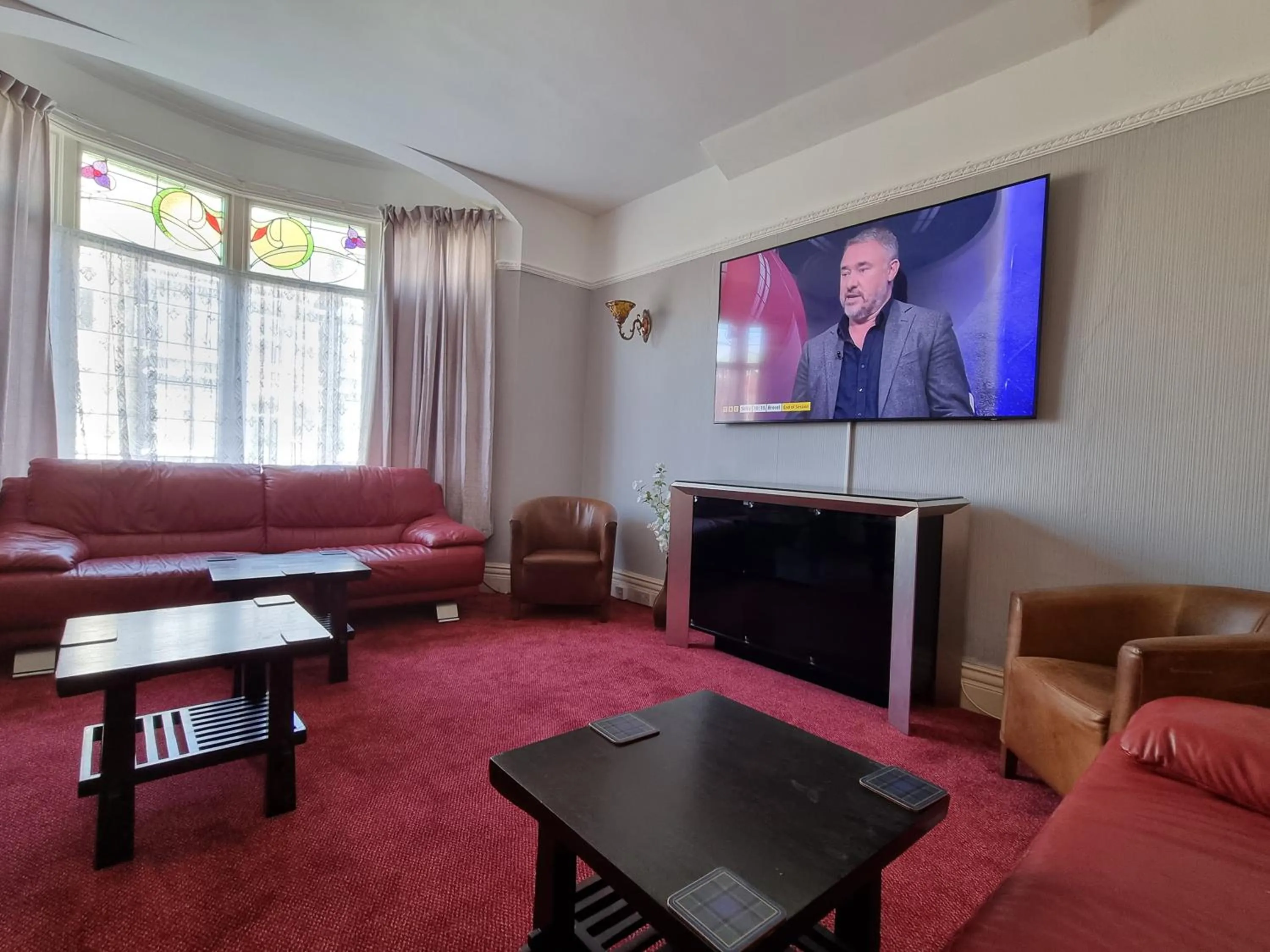 Communal lounge/ TV room in Collingwood Hotel