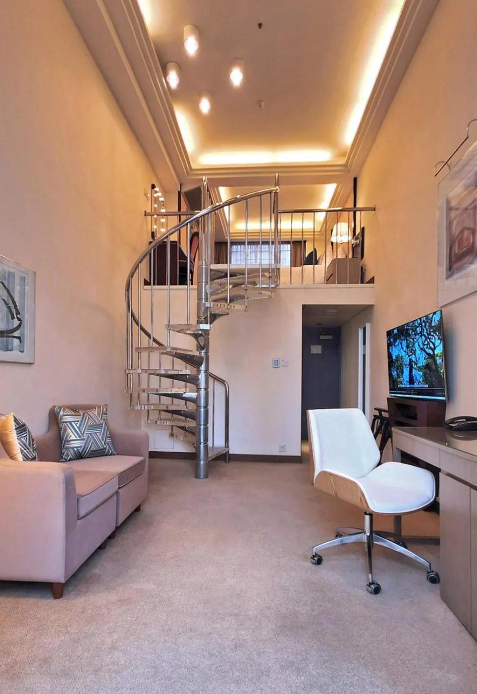 TV and multimedia in Prudential Hotel