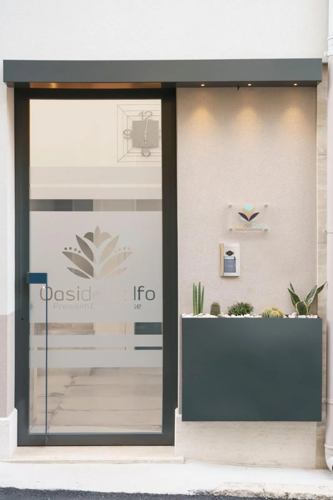 Facade/entrance in Oasi del Golfo Suites B&B