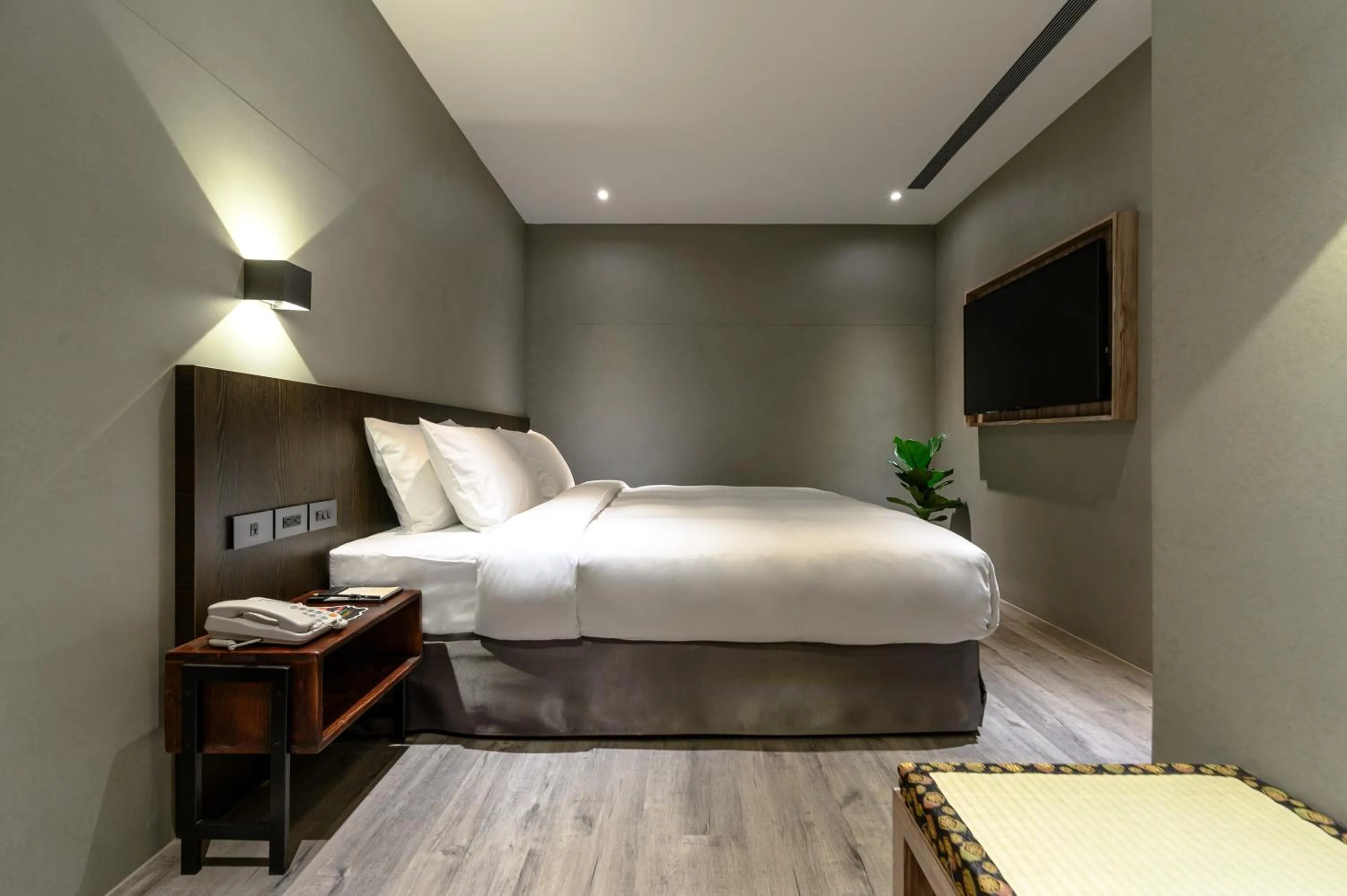 Bed in Yunoyado Onsen Hot Spring Hotel Deyang