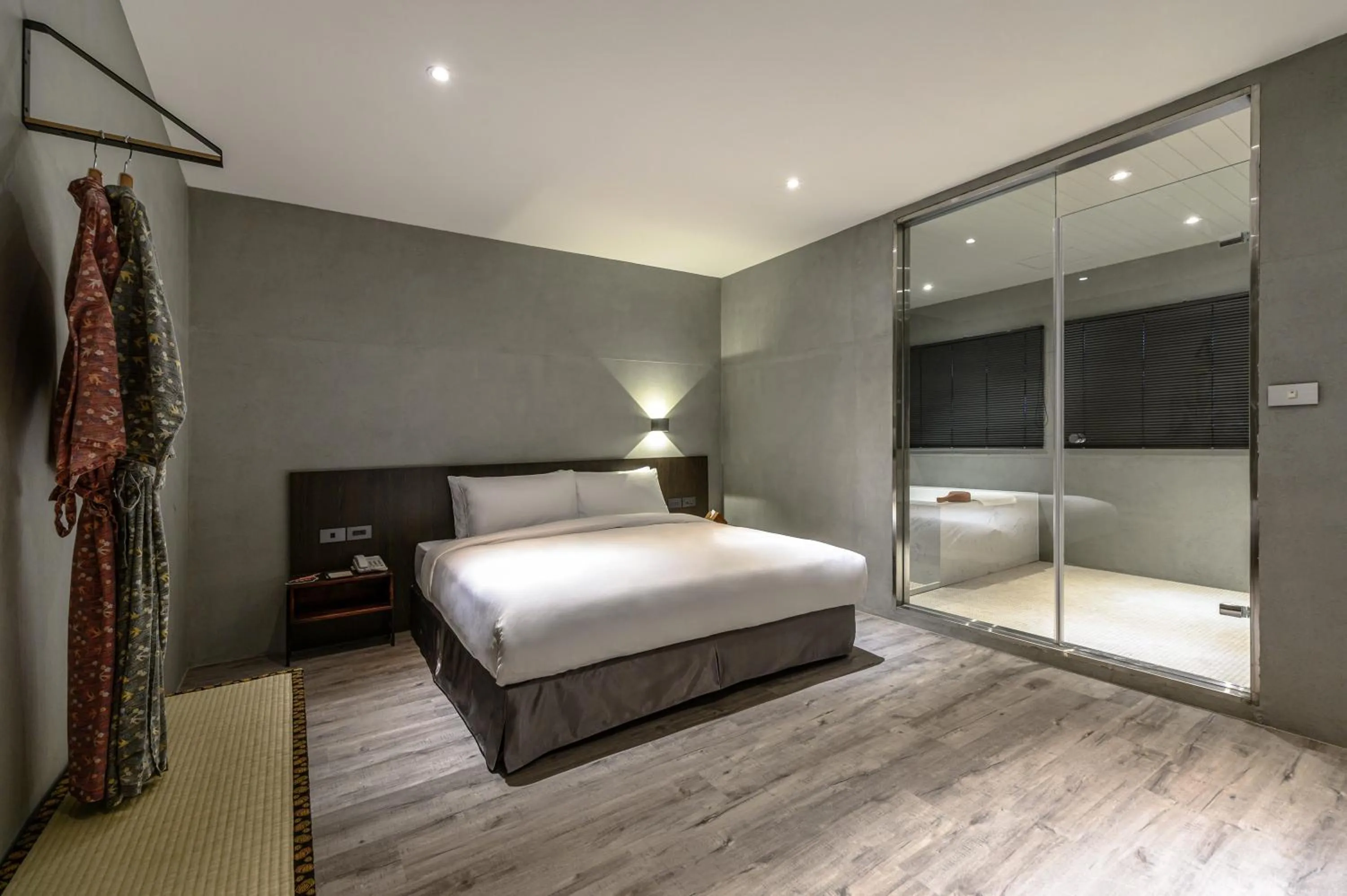 Bed in Yunoyado Onsen Hot Spring Hotel Deyang