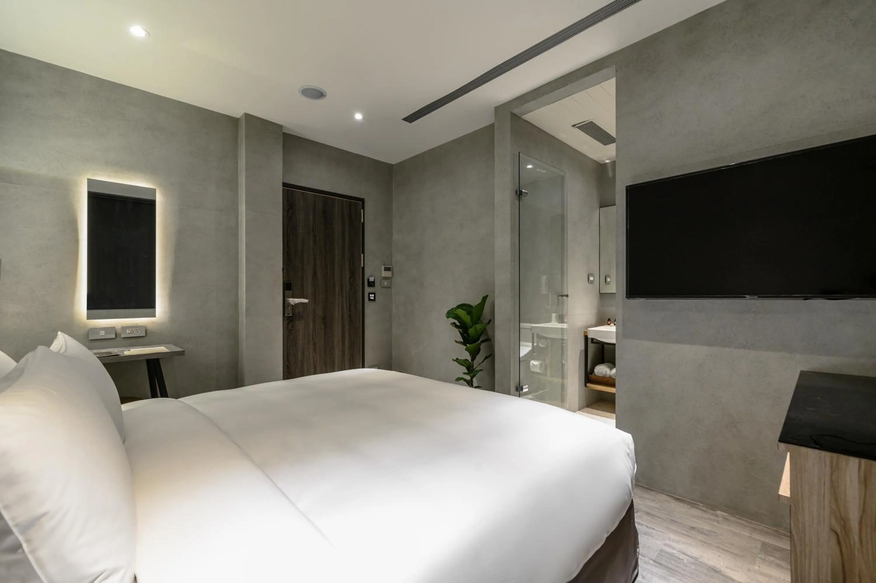 Photo of the whole room, Bed in Yunoyado Onsen Hot Spring Hotel Deyang